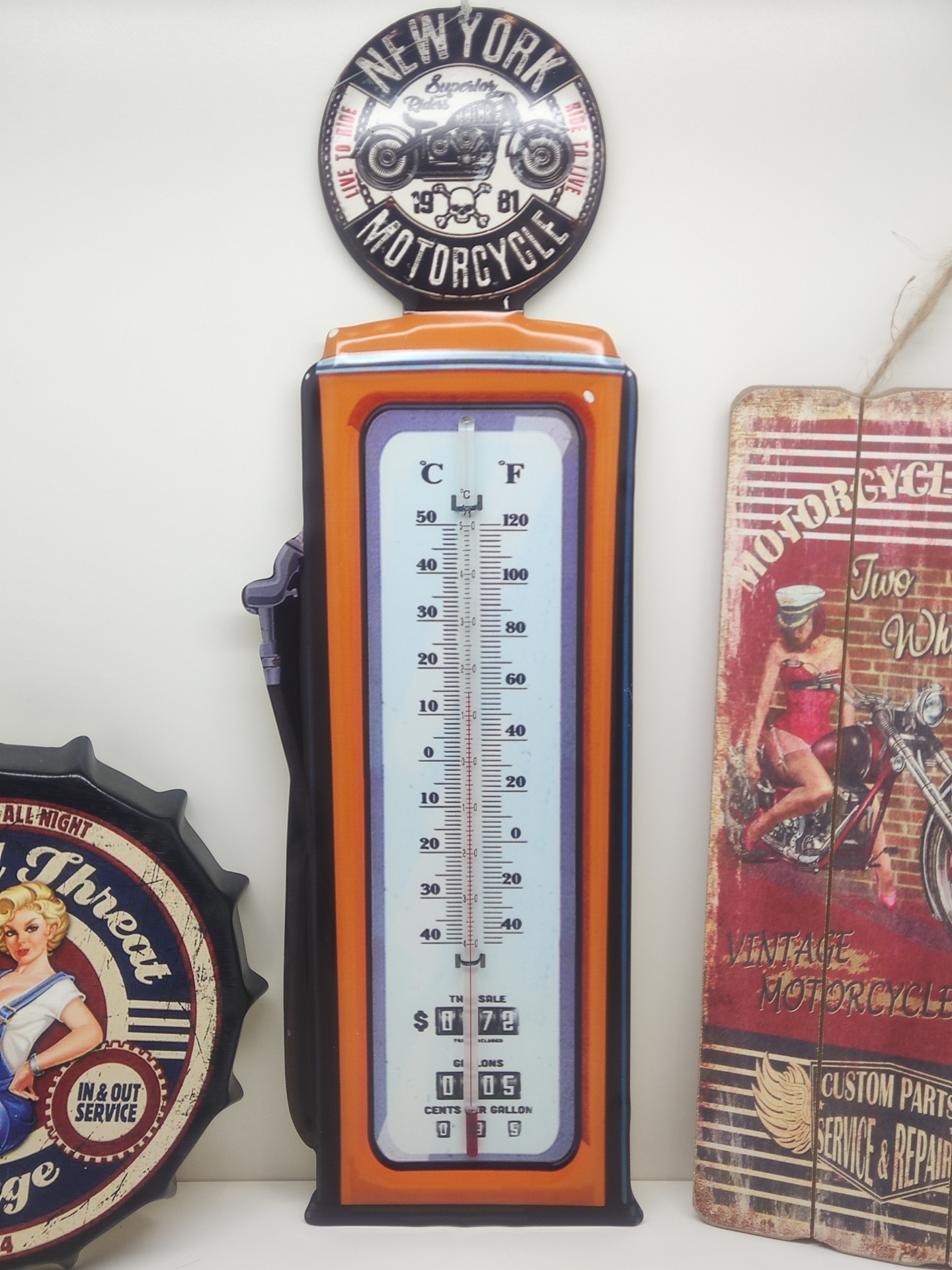 Termómetro decorativo formato bomba de gasolina laranja com círculo superior com texto New York Motorcycle e imagem de mota