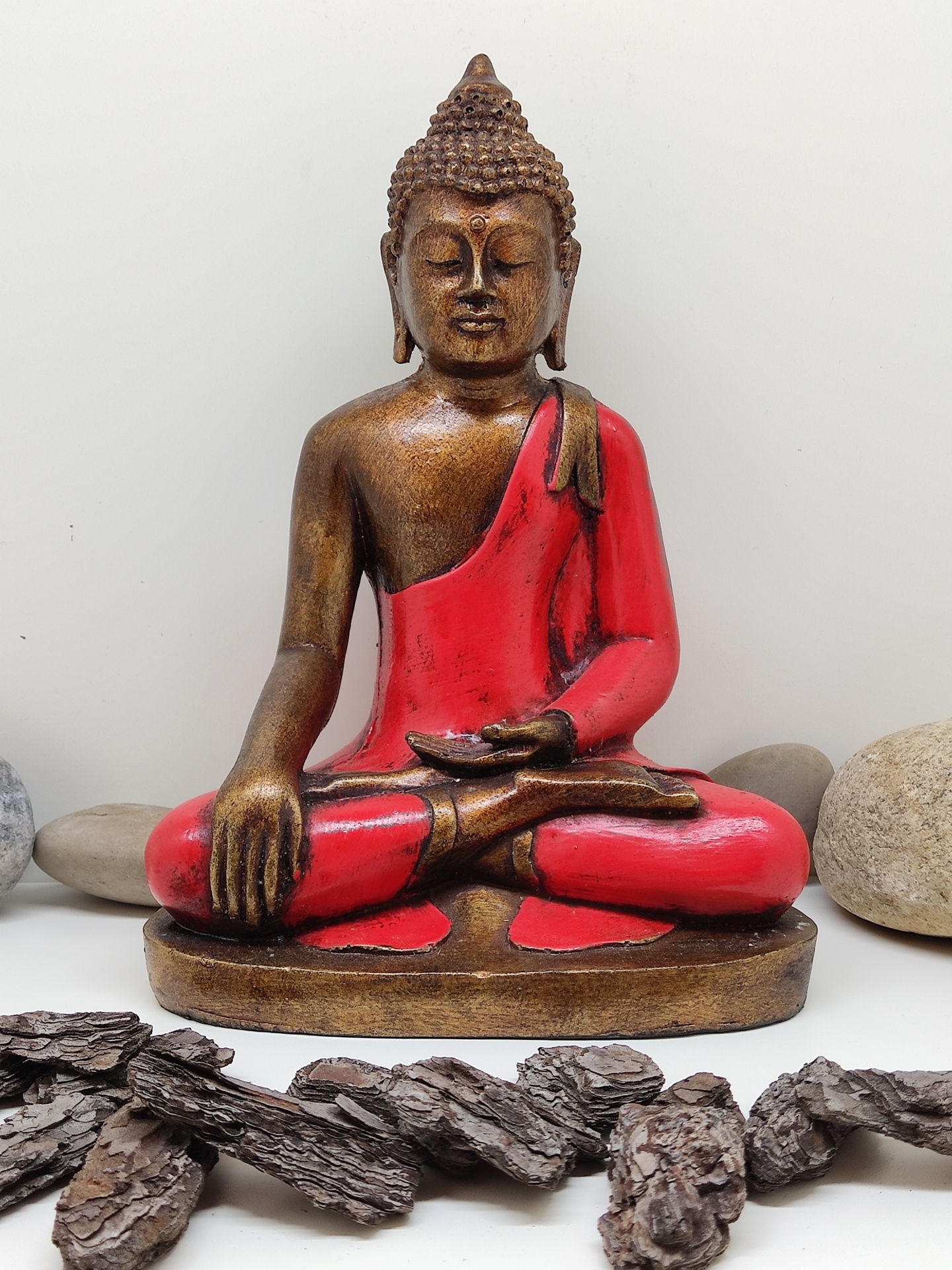 Estátua de Buda em resina castanho dourado e vermelho com casca de árvore e pedras