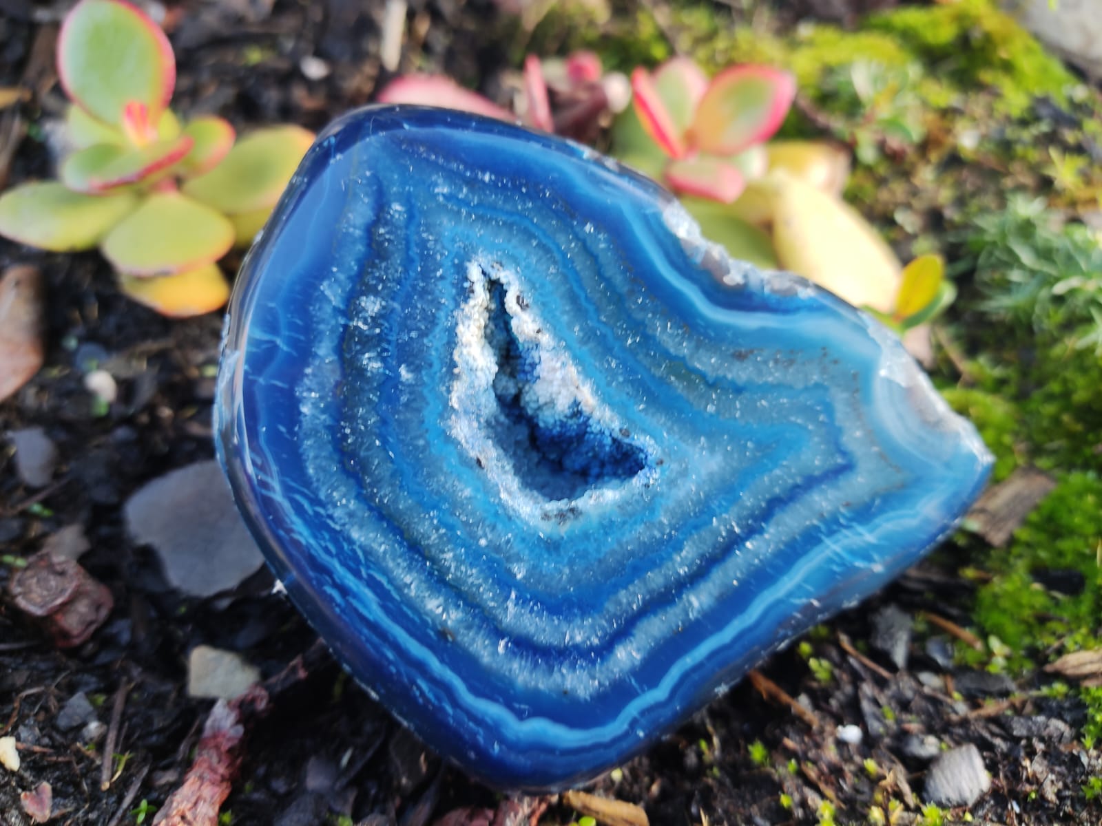 Geodo azul polido com camadas concêntricas e centro cristalino