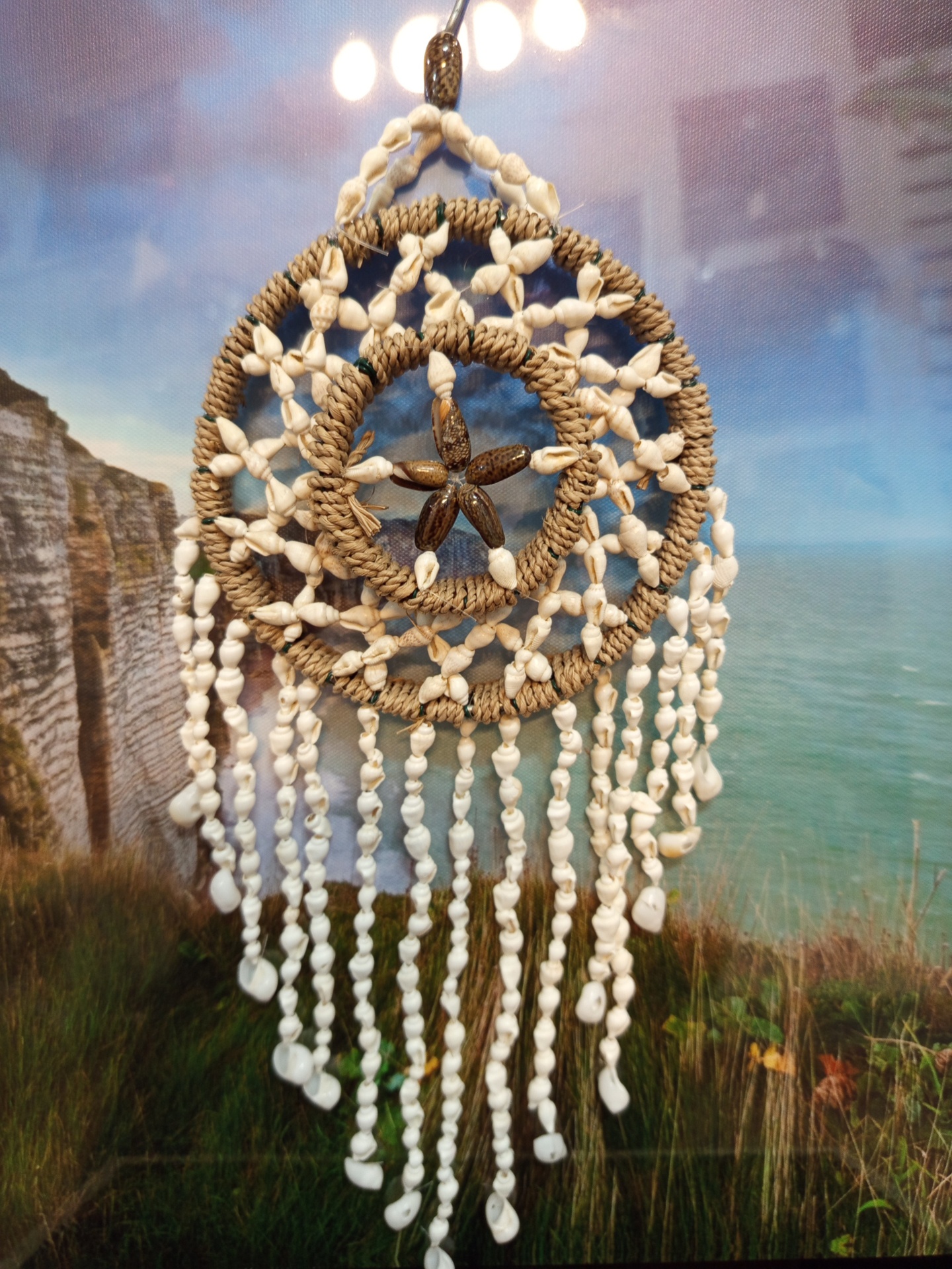 Pendente decorativo artesanal em corda e conchas com franjas