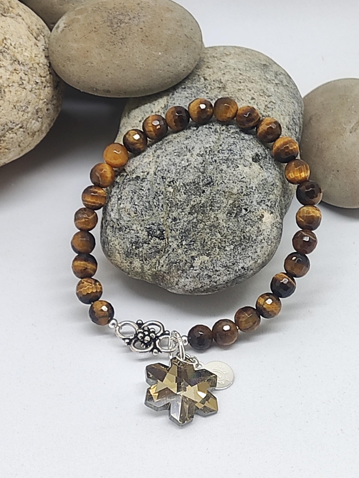 Pulseira de contas de pedra tigre com pendente de cristal em forma de flor