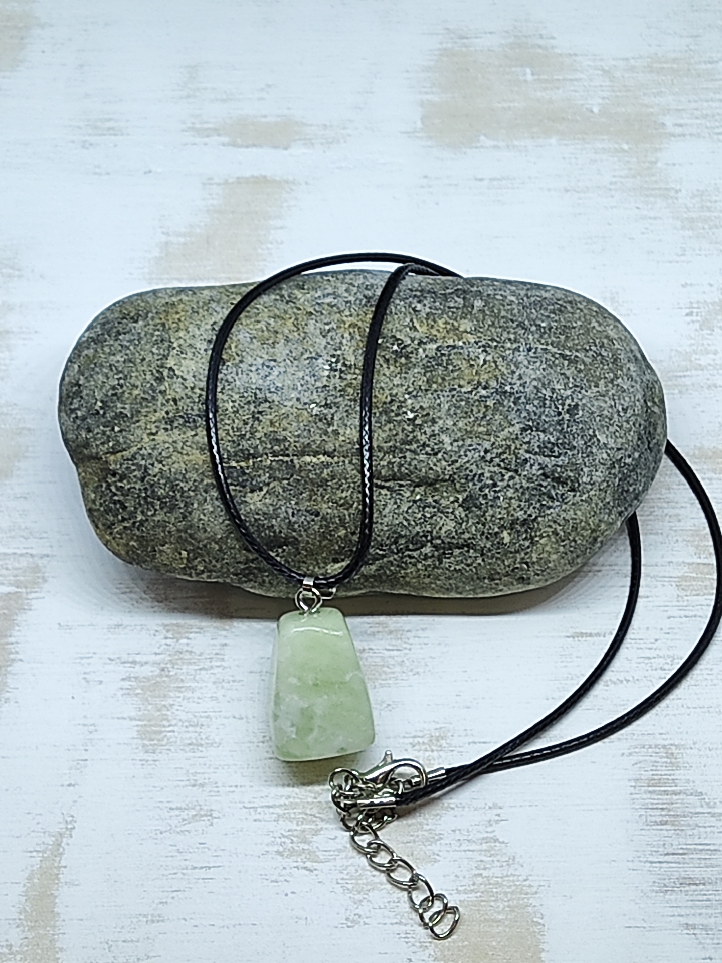 Colar com pendente verde claro em pedra trapezoidal e cordão preto
