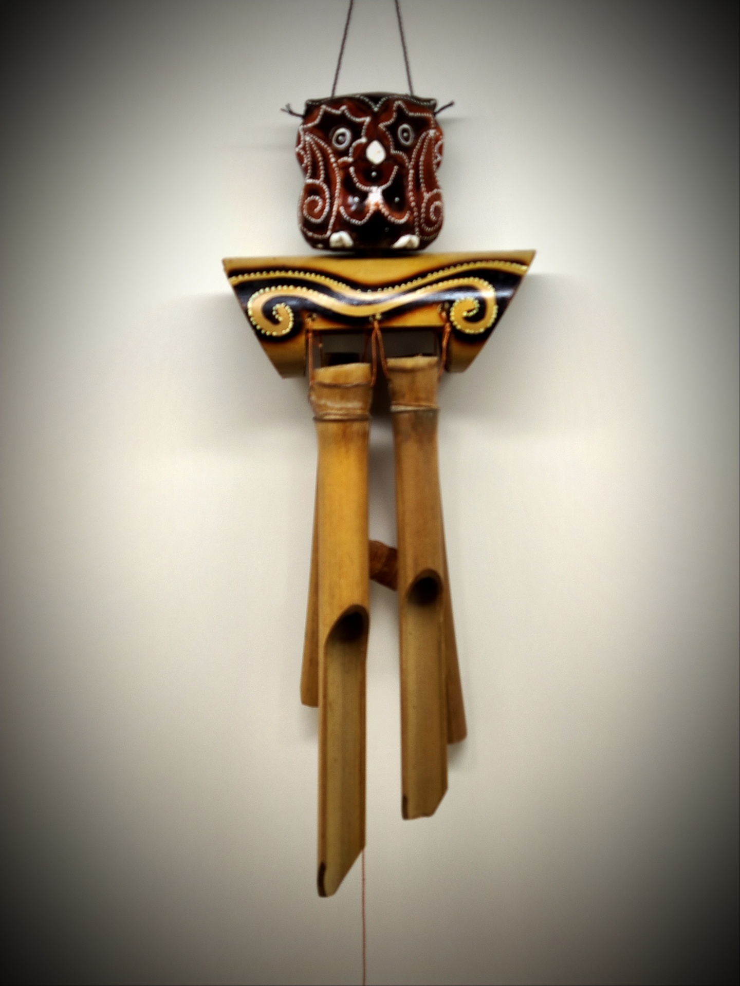 Sino dos ventos artesanal de madeira e bambu com decoração castanha e branca