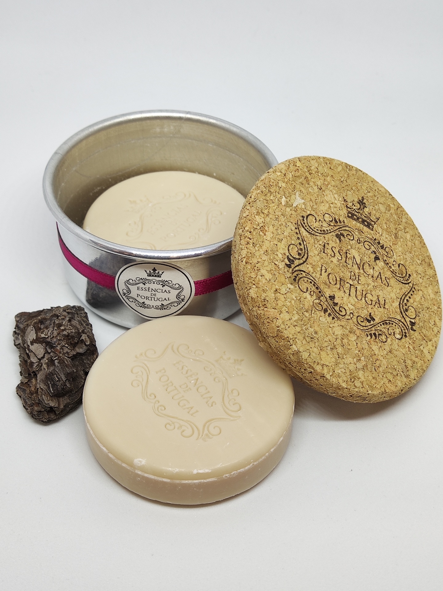Barra de sabonete e embalagem de lata com tampa de cortiça Essências de Portugal