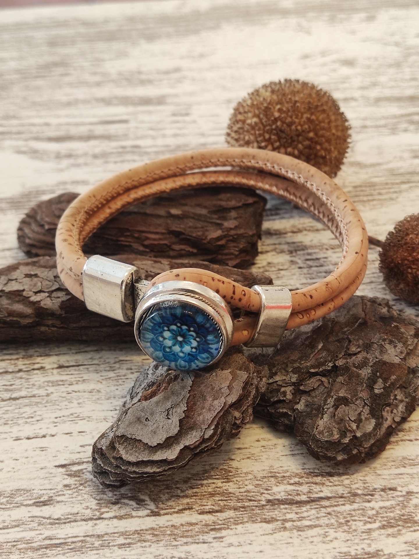Pulseira de cortiça com fecho metálico e ornamento floral azul
