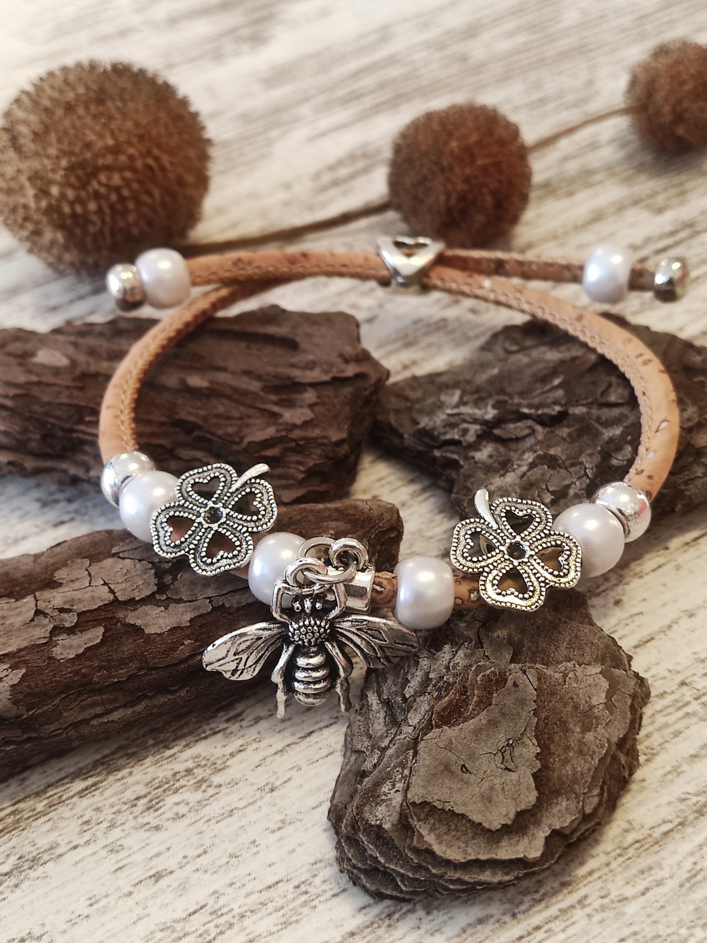 Pulseira de cortiça com flores de metal e contas pérola