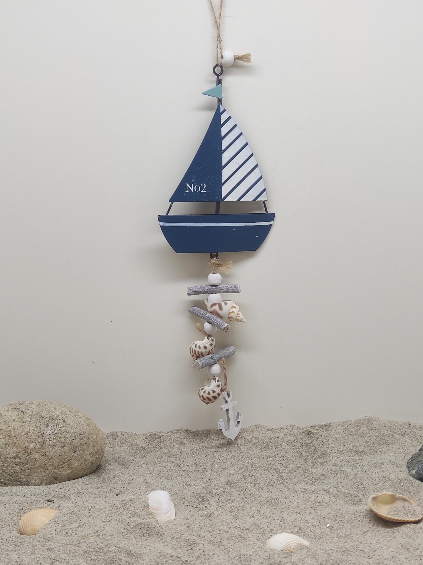 Decoração náutica pendente em madeira em forma de barco azul e branco com conchas marinhas