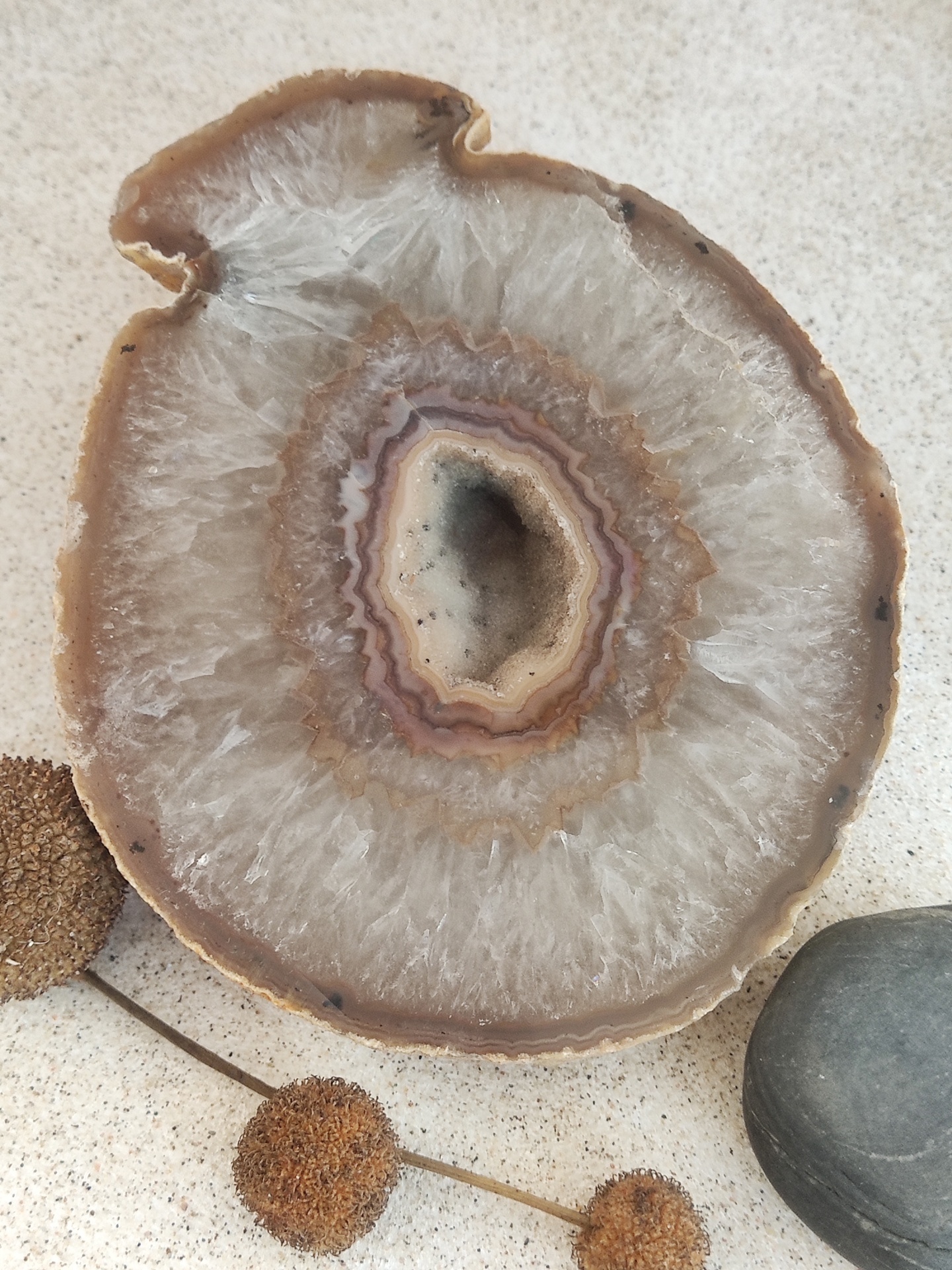 Fatía de ágata com camadas naturais e textura cristalina