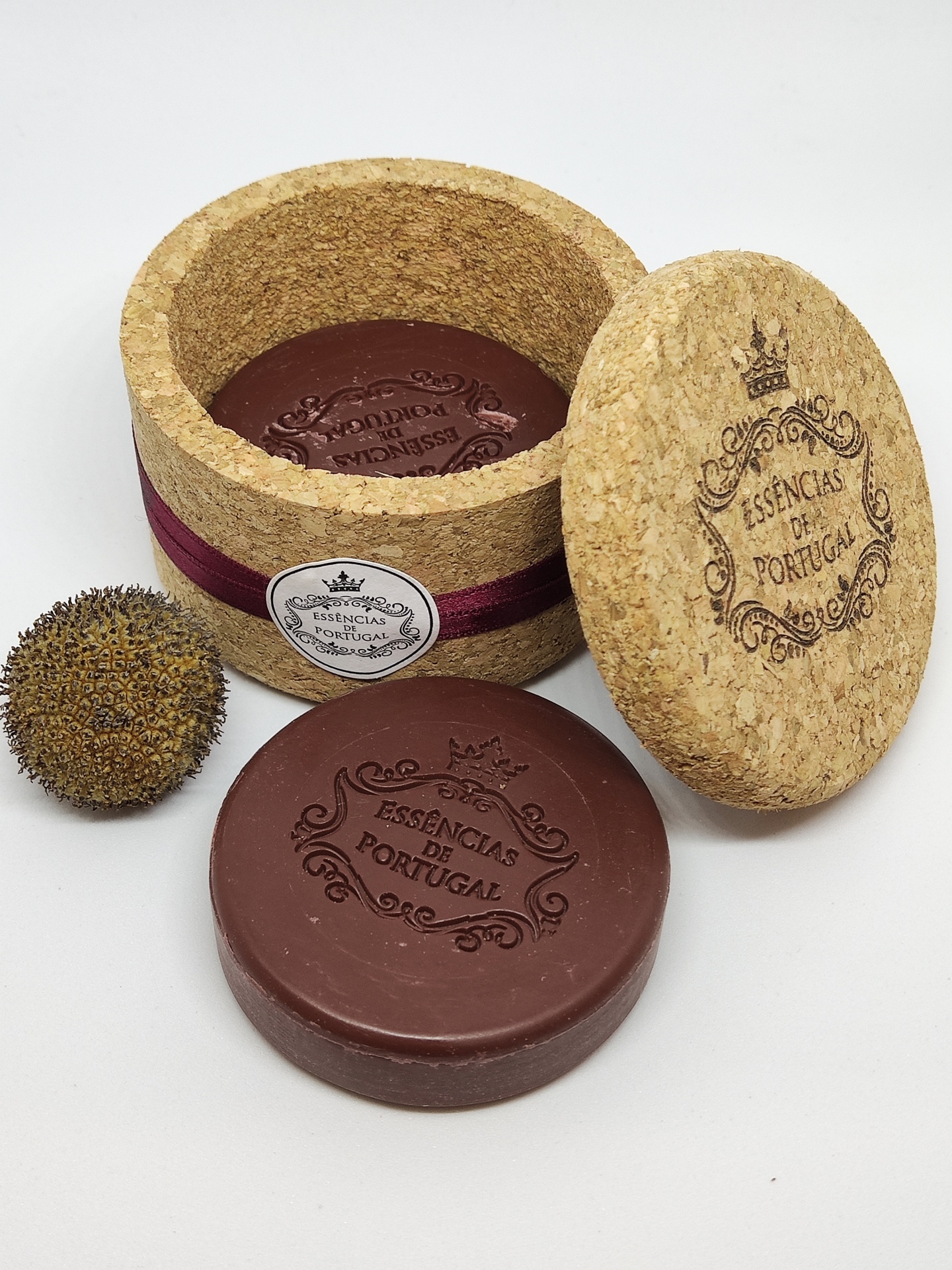 Embalagem redonda de cortiça com sabão redondo castanho e ouriço-do-mar seco