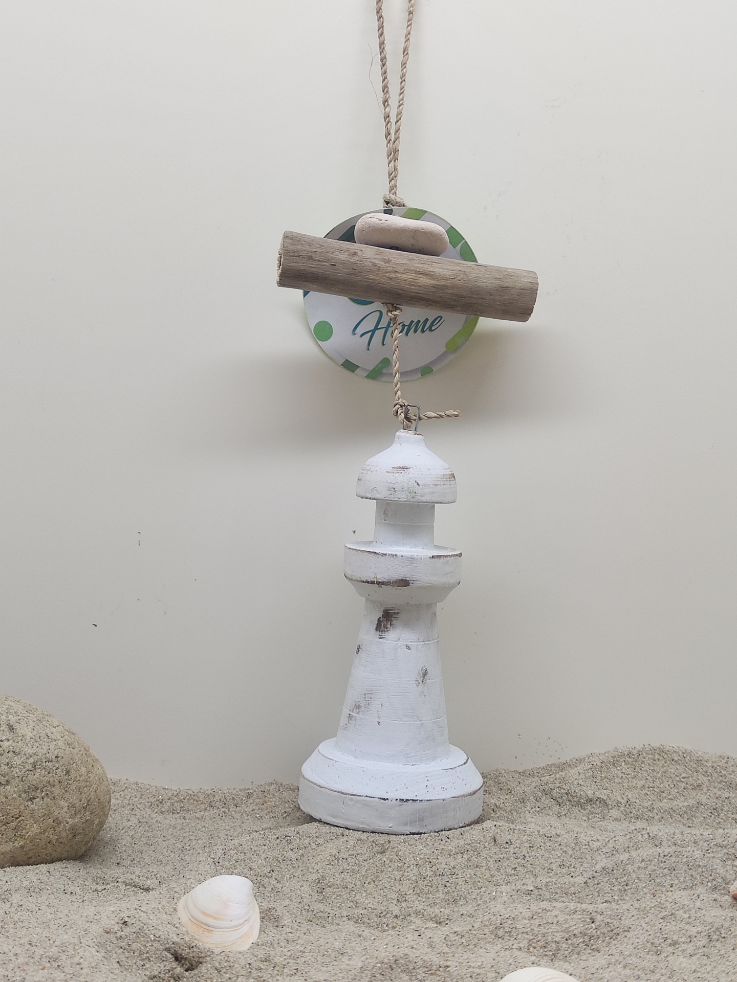 Suspensão decorativa branca em forma de farol com corda e placa 'Home'