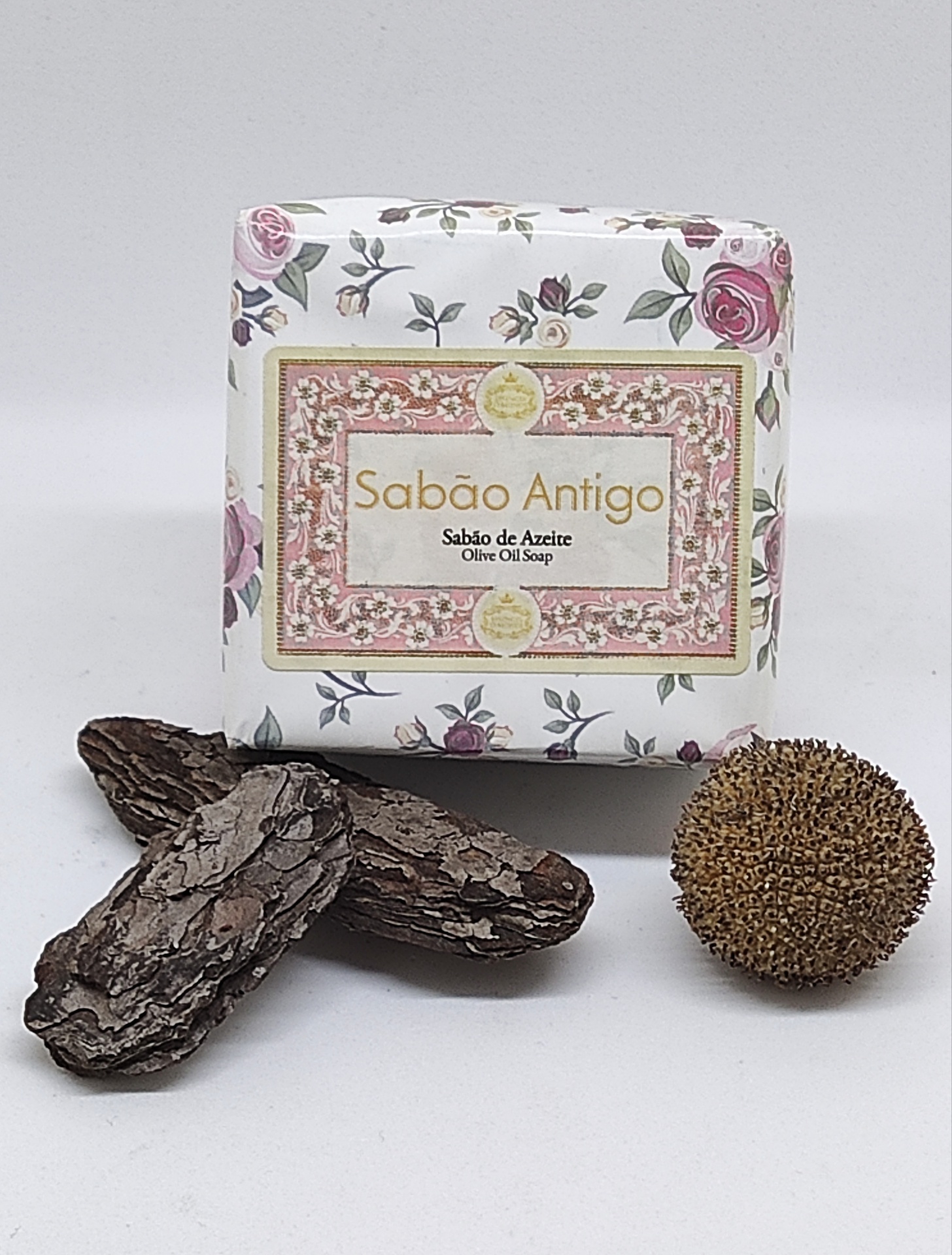 Sabonete Sabão Antigo com casca de árvore e semente sobre fundo branco