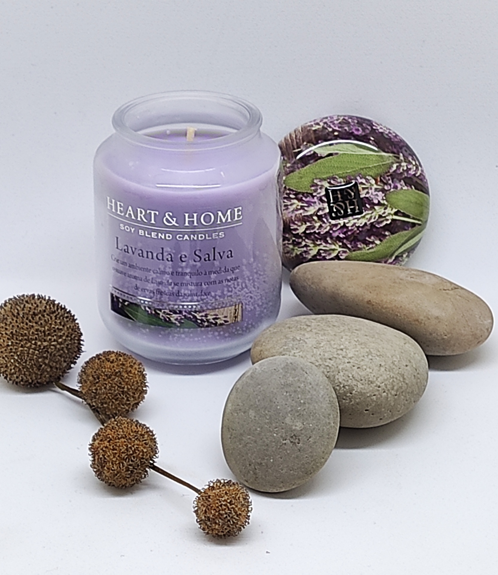 Vela aromática lavanda e salva HEART & HOME com pedras e frutos secos em fundo branco