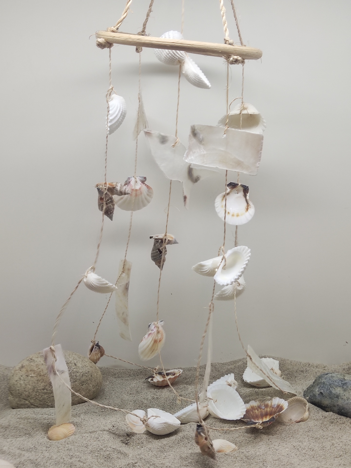 Móvel decorativo de conchas naturais pendurado