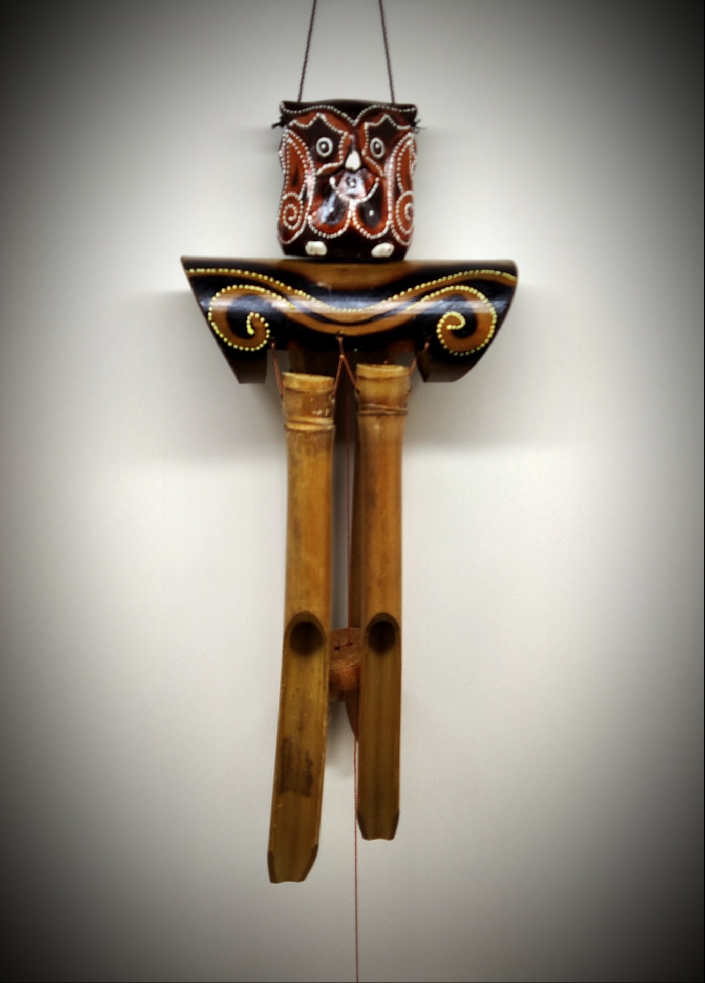 Móvel artesanal suspenso com cerâmica decorada e bambu natural