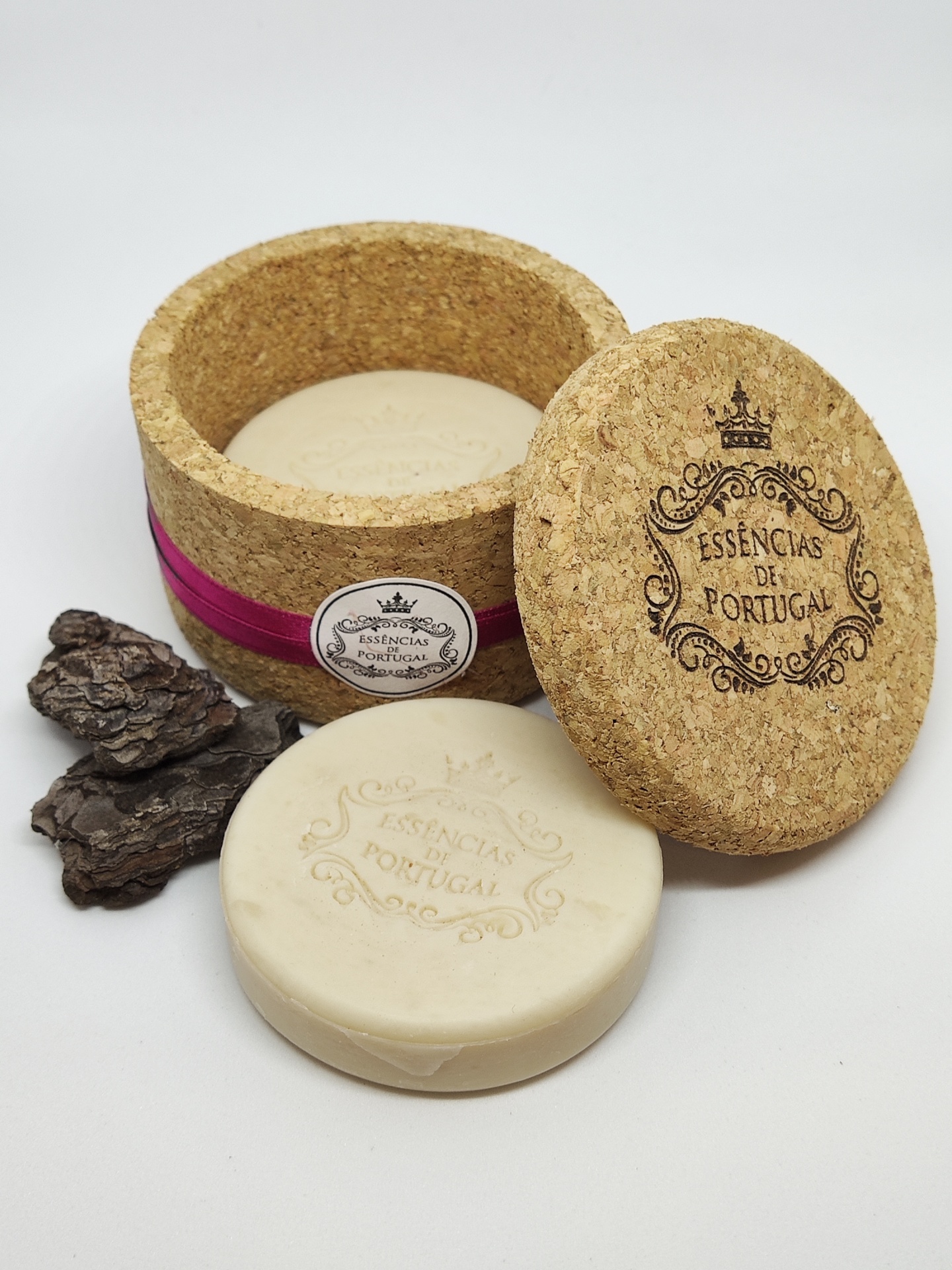 Sabonete redondo creme com embalagem de cortiça e pedaços de cortiça ou madeira escura