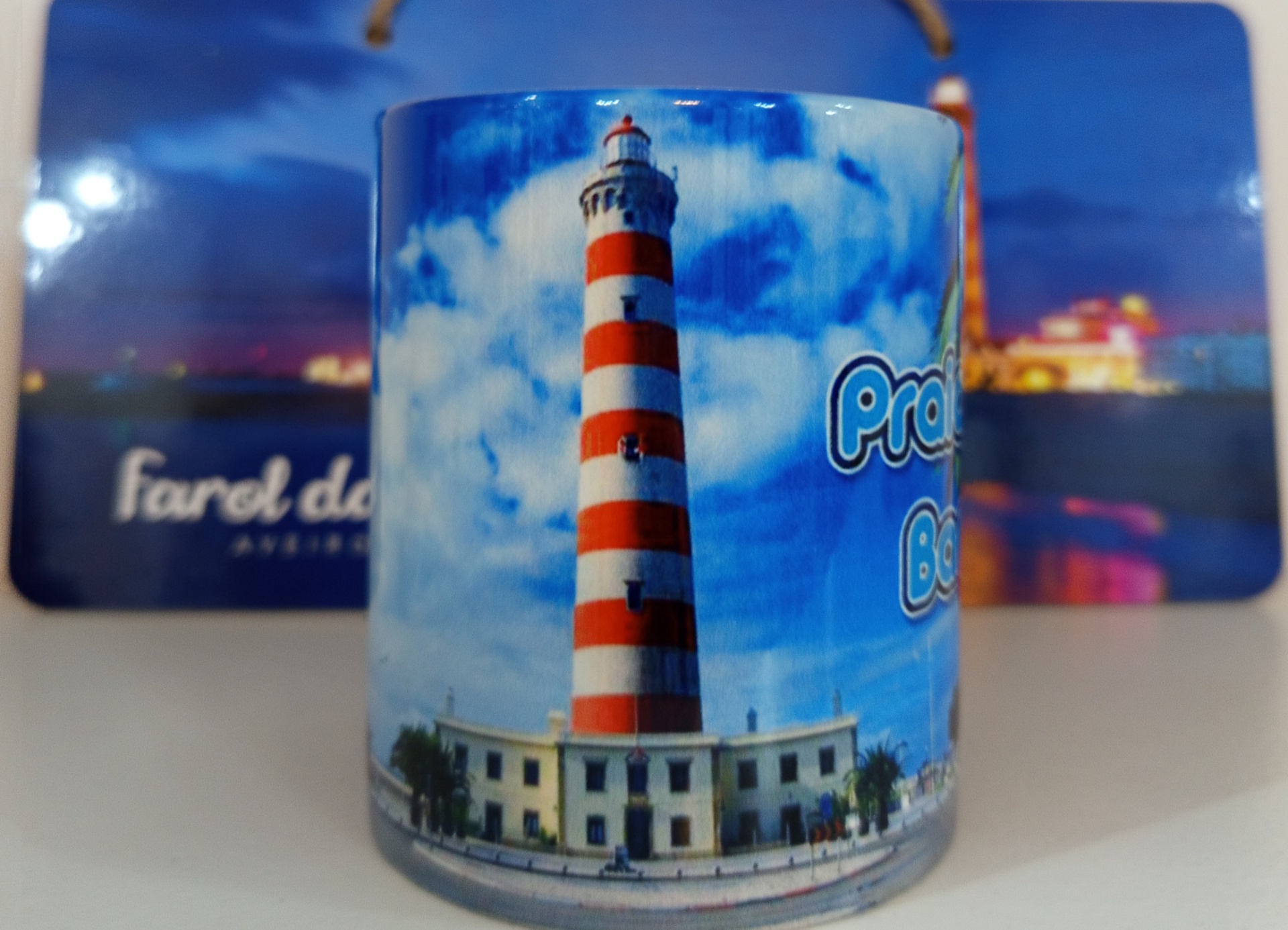 Caneca com imagem do Farol da Barra Aveiro em cerâmica azul e branca.