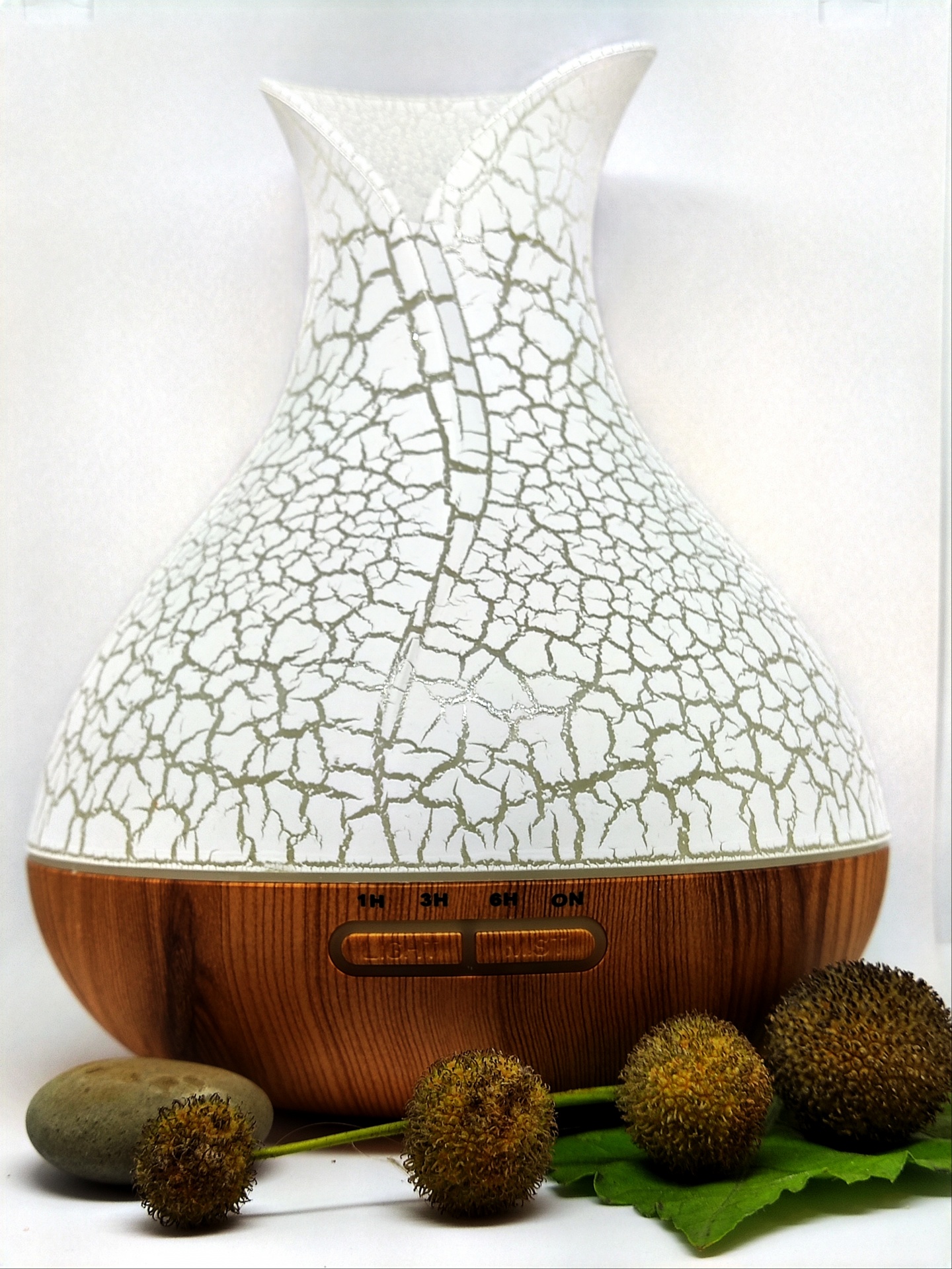 Difusor de aromas de cerâmica branca com base de madeira e detalhes craquelados