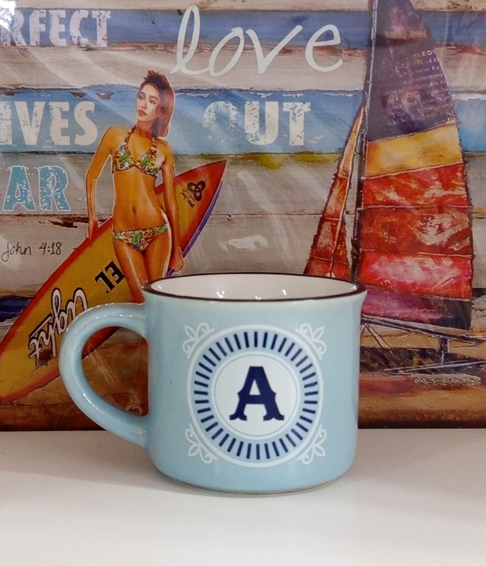 Caneca azul com letra A azul em círculo decorativo