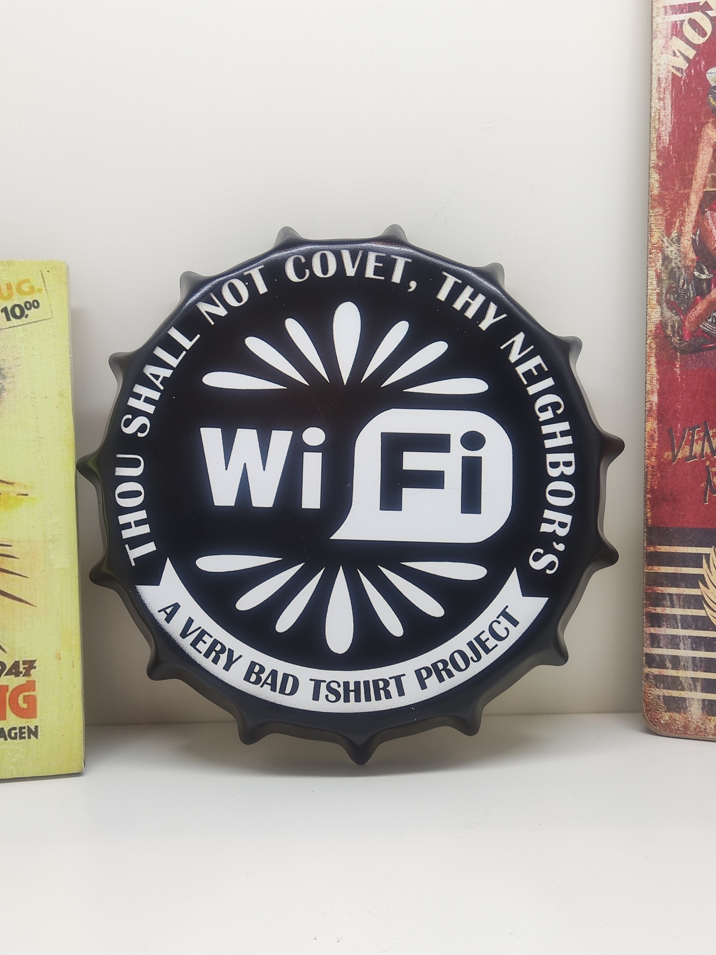 Decorativo redondo preto e branco com texto Wi Fi e frases em inglês, entre livros