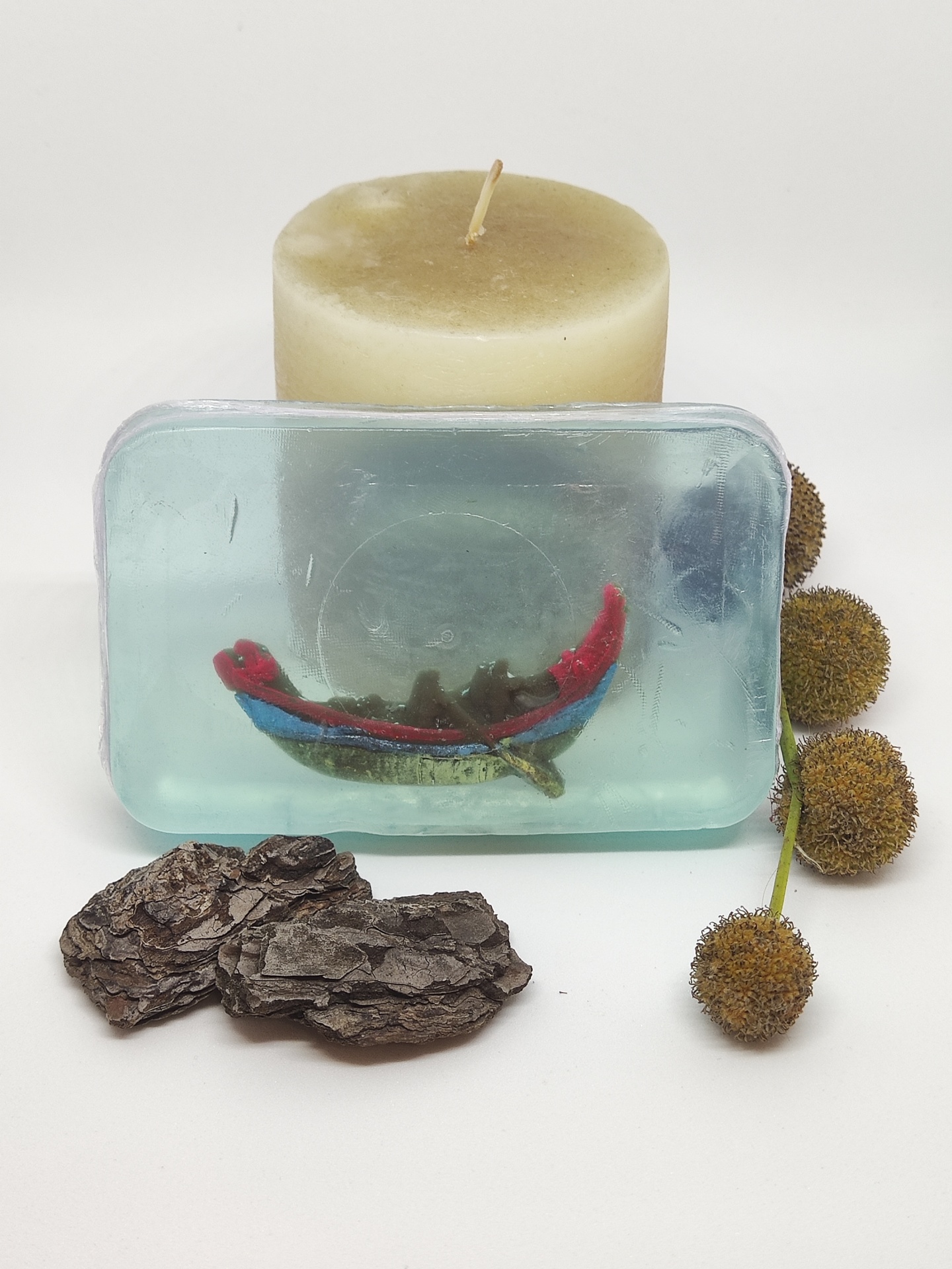 Sabonete transparente com barco, vela creme, casca de árvore e frutos secos