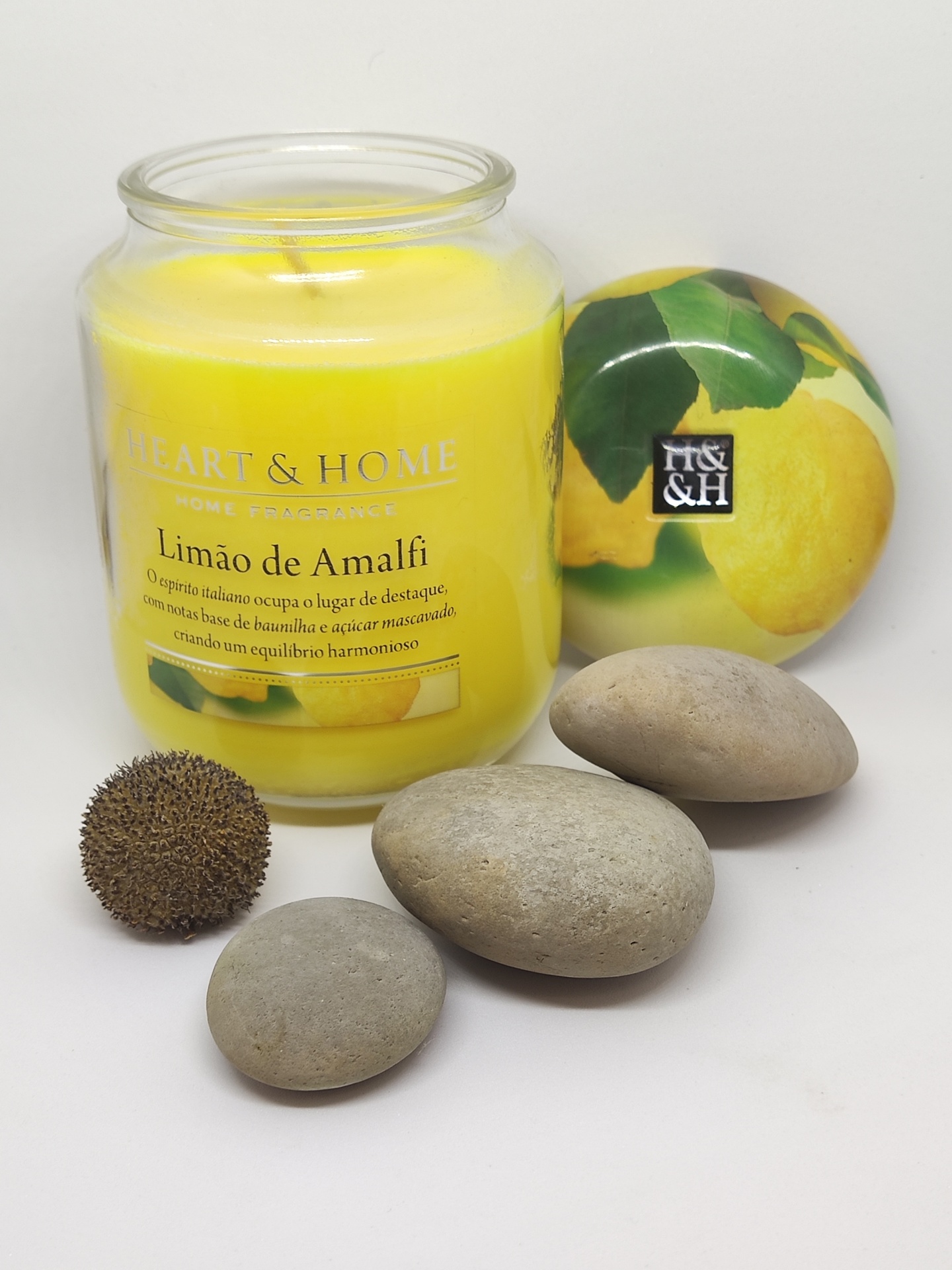 Vela aromática Limão de Amalfi Heart & Home com pedras naturais