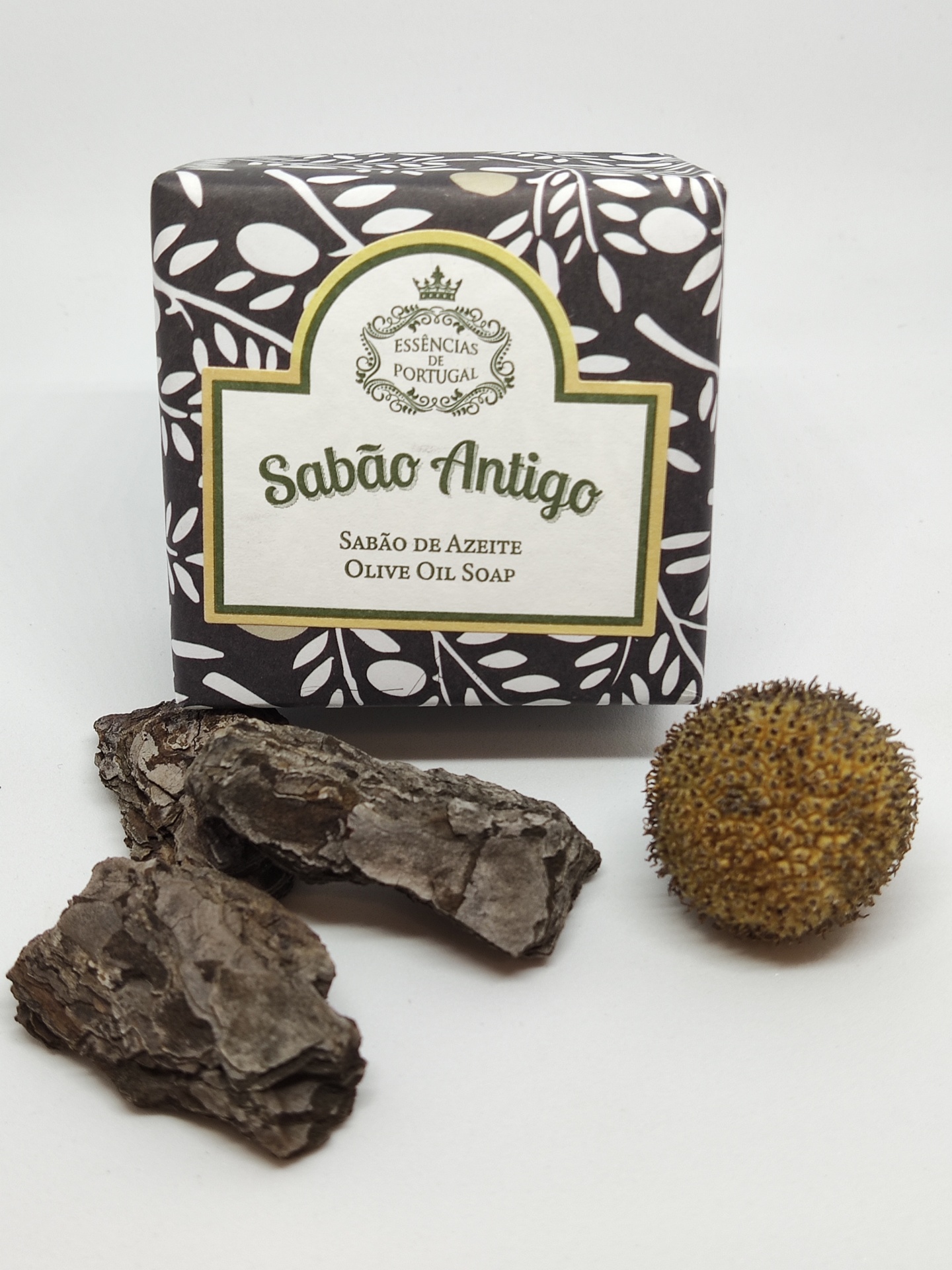 Sabão Antigo em embalagem decorada com pedaços de casca e semente marrom