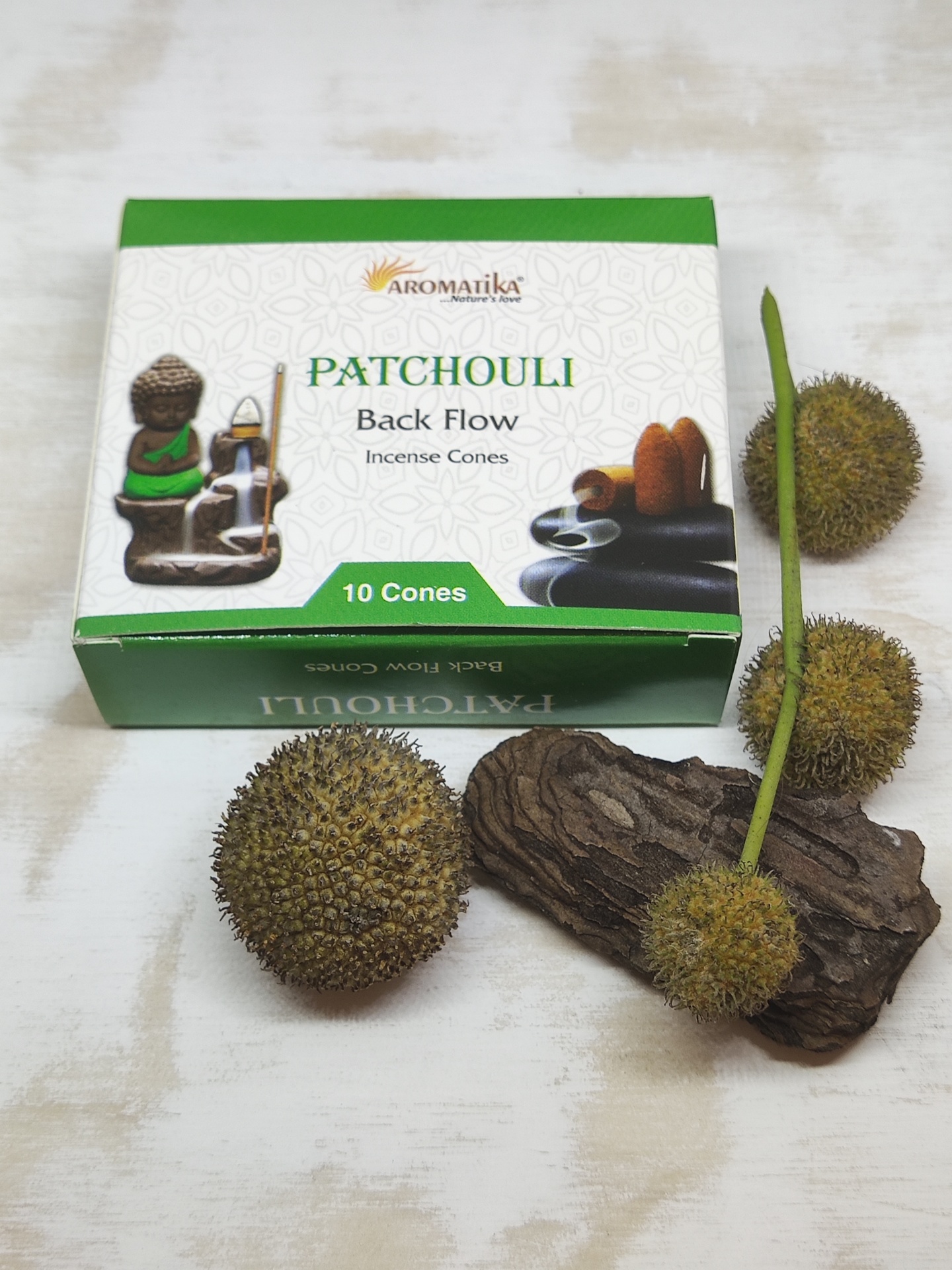 Caixa de incensos Aromatika Patchouli Back Flow com 10 cones sobre fundo claro