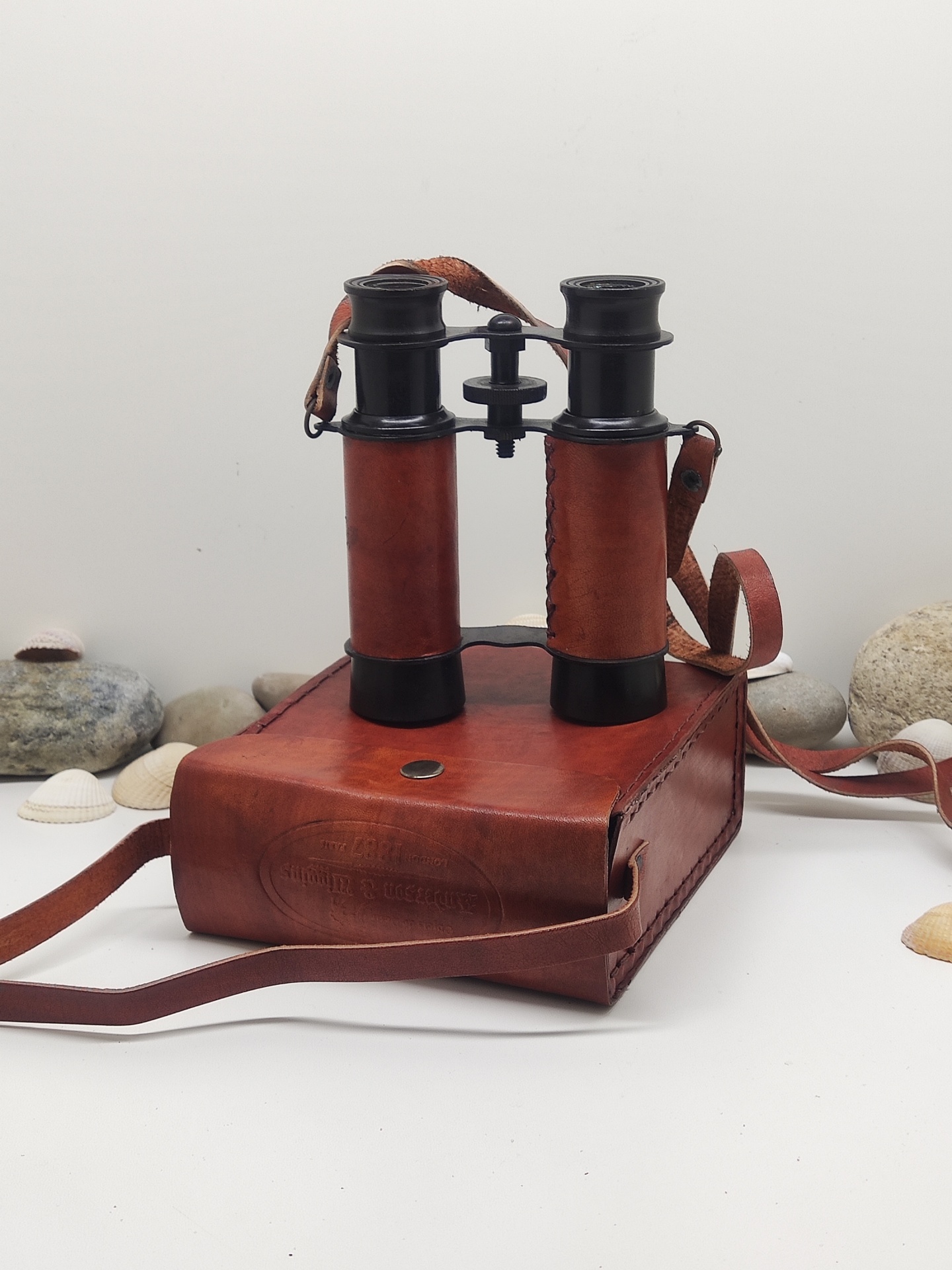 Binóculos vintage em couro castanho com estojo e decoração de conchas e pedras