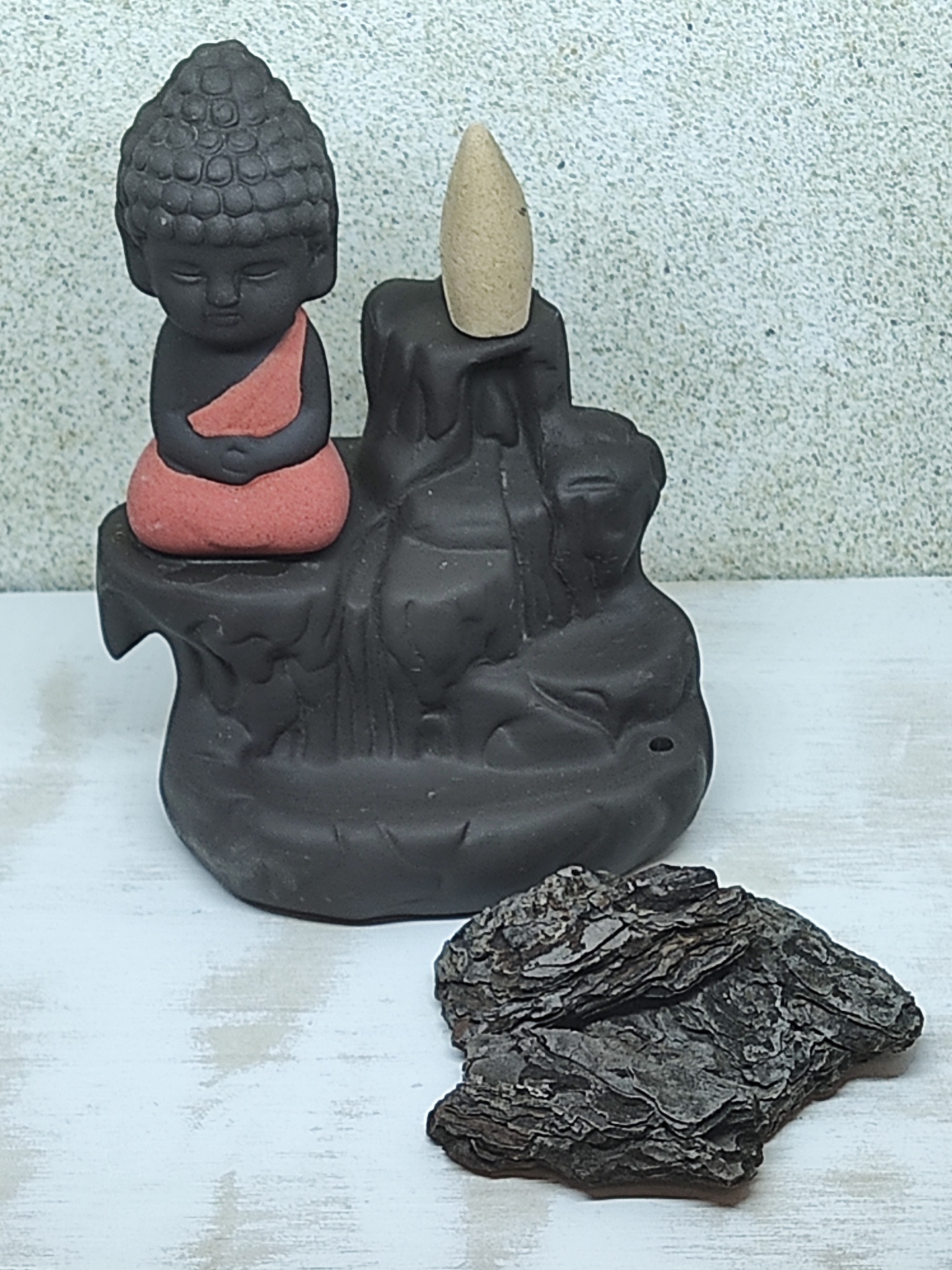 Incensário de Buda em cerâmica preta com túnica vermelha e cone de incenso