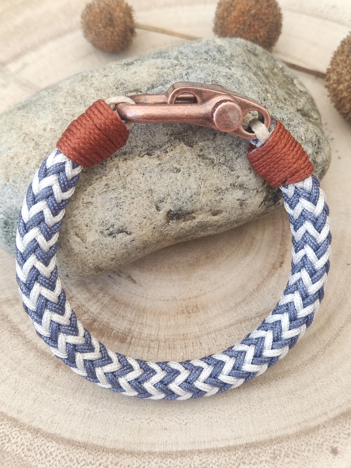 Pulseira trançada azul branca com fecho metálico em forma de carro