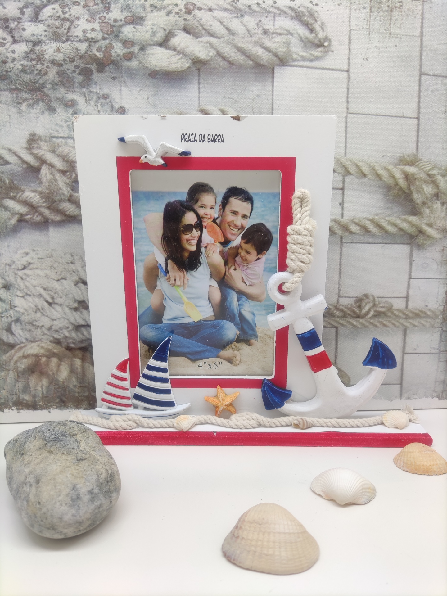 Moldura de fotografia temática náutica decorada com âncora, barcos, corda, conchas e estrela do mar