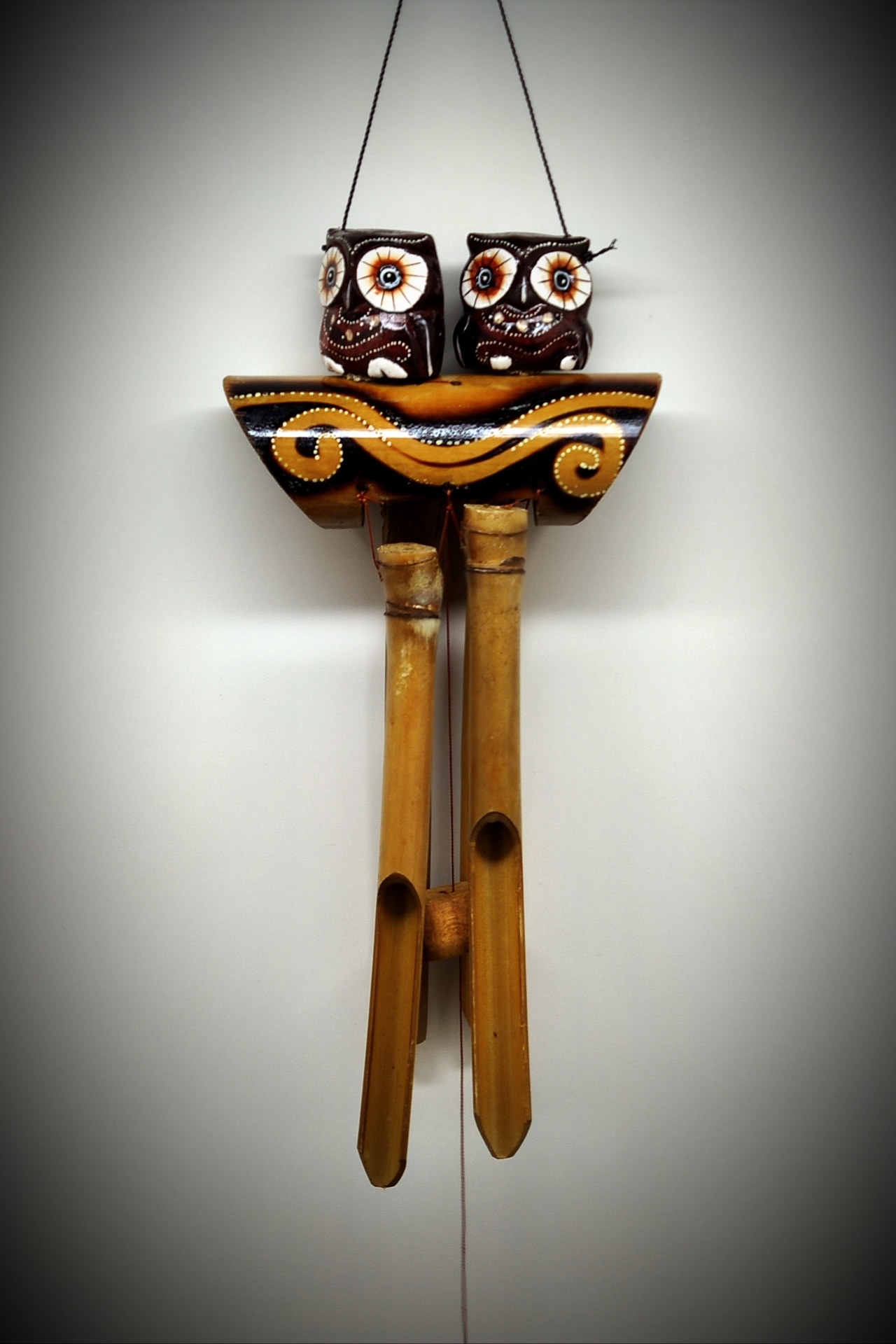 Sinos de vento de bambu com corujas decorativas de madeira