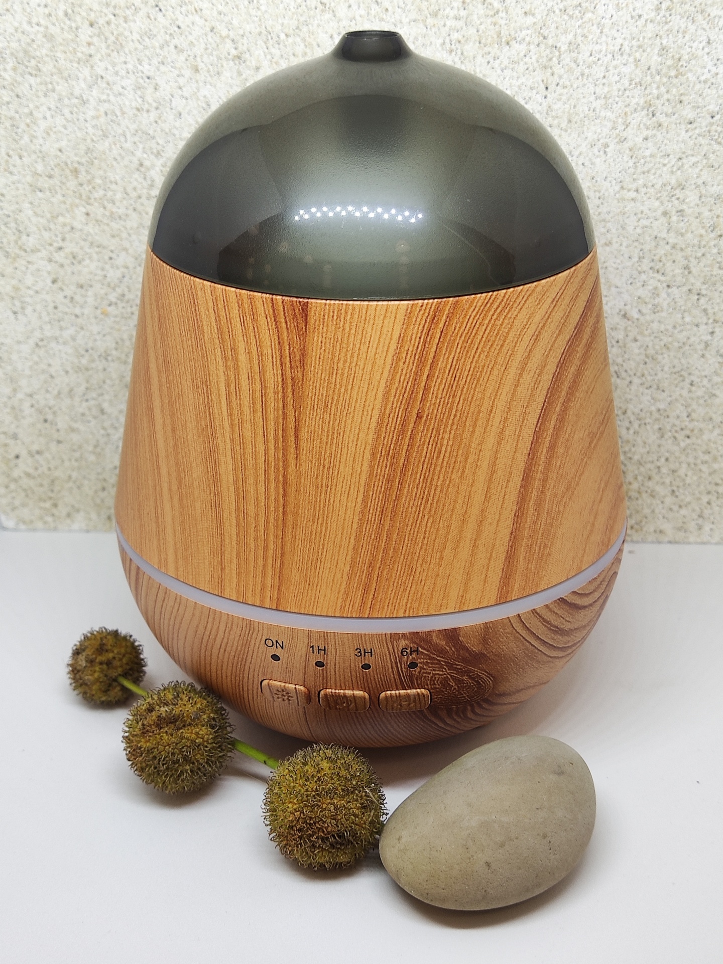 Difusor de aromas em madeira clara e topo cinza translúcido