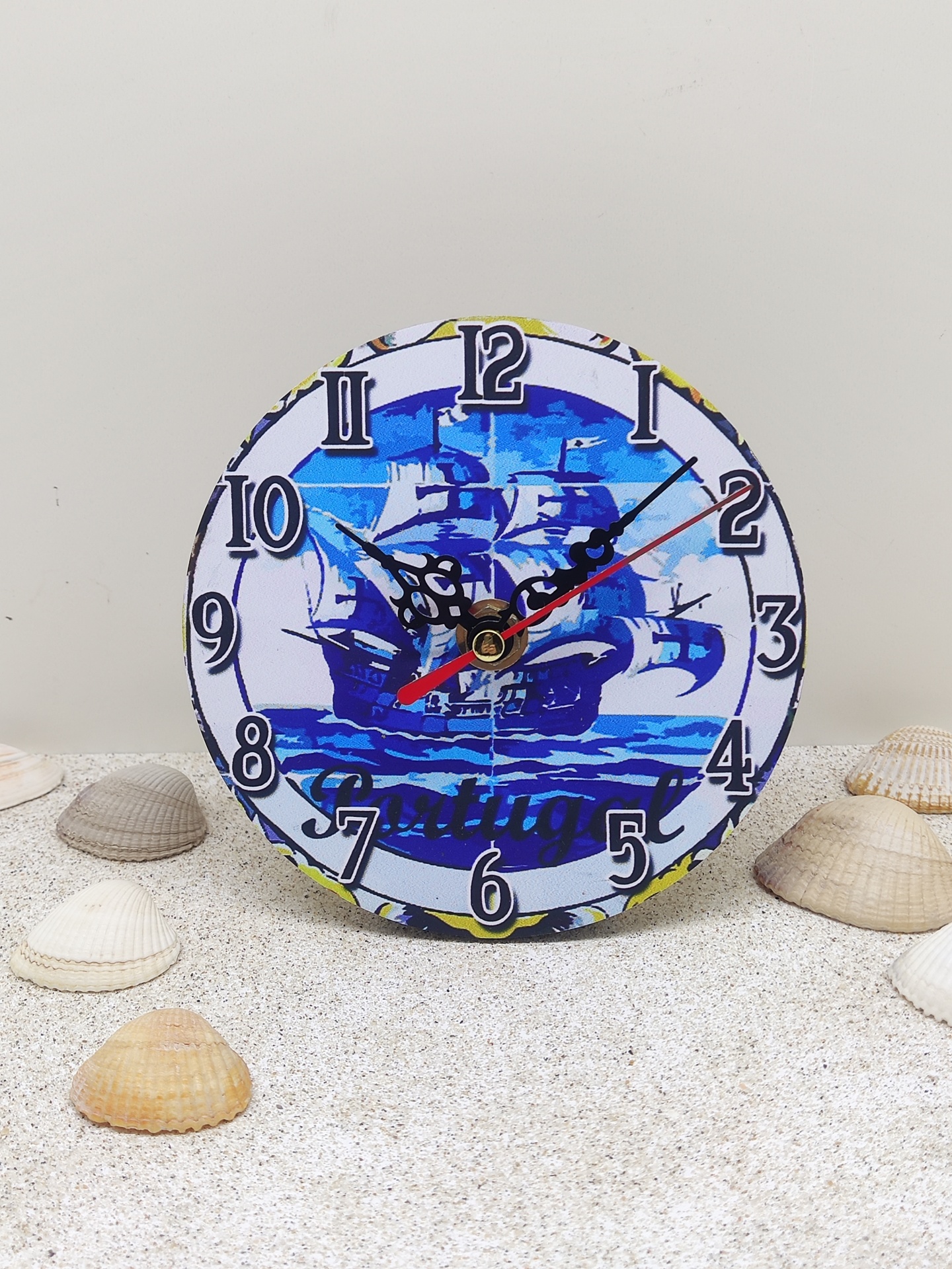 Relógio redondo com imagem de um navio azul e palavras 'Dive Diving' e números pretos