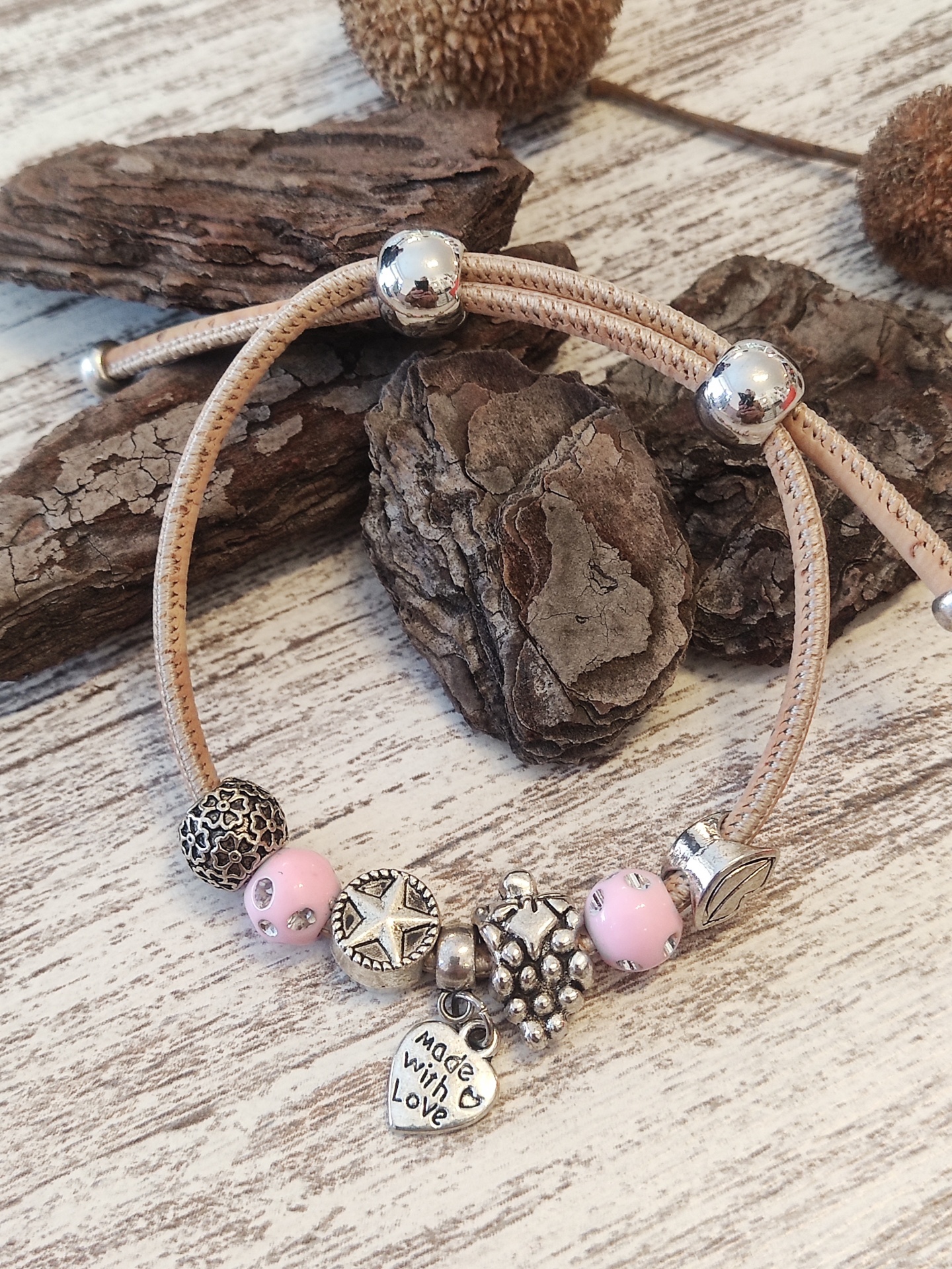 Pulseira com contas prateadas e rosa com pendente coração MADE with LOVE