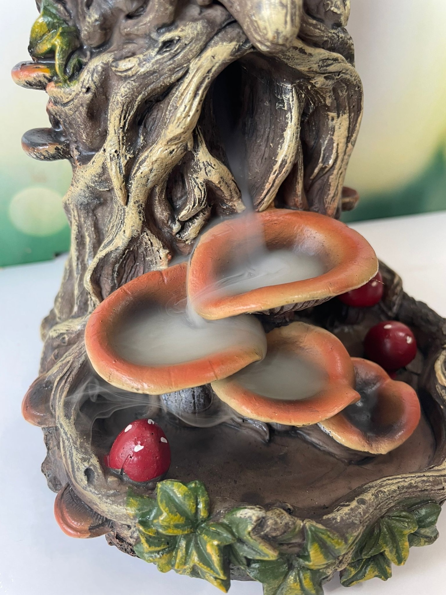 Peça decorativa tronco de árvore com cogumelos e bagas coloridas