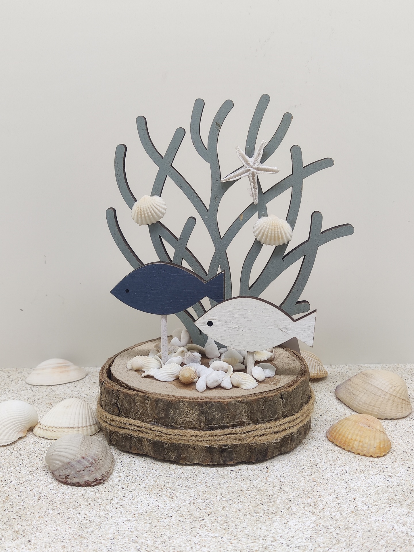 Decoração de madeira com peixes, conchas e coral cinzento