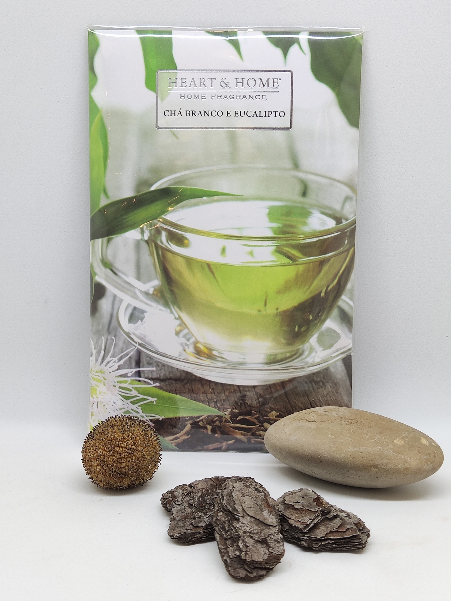 Caixa de fragrância Heart & Home com chá branco e eucalipto, chávena de vidro e elementos naturais ao lado