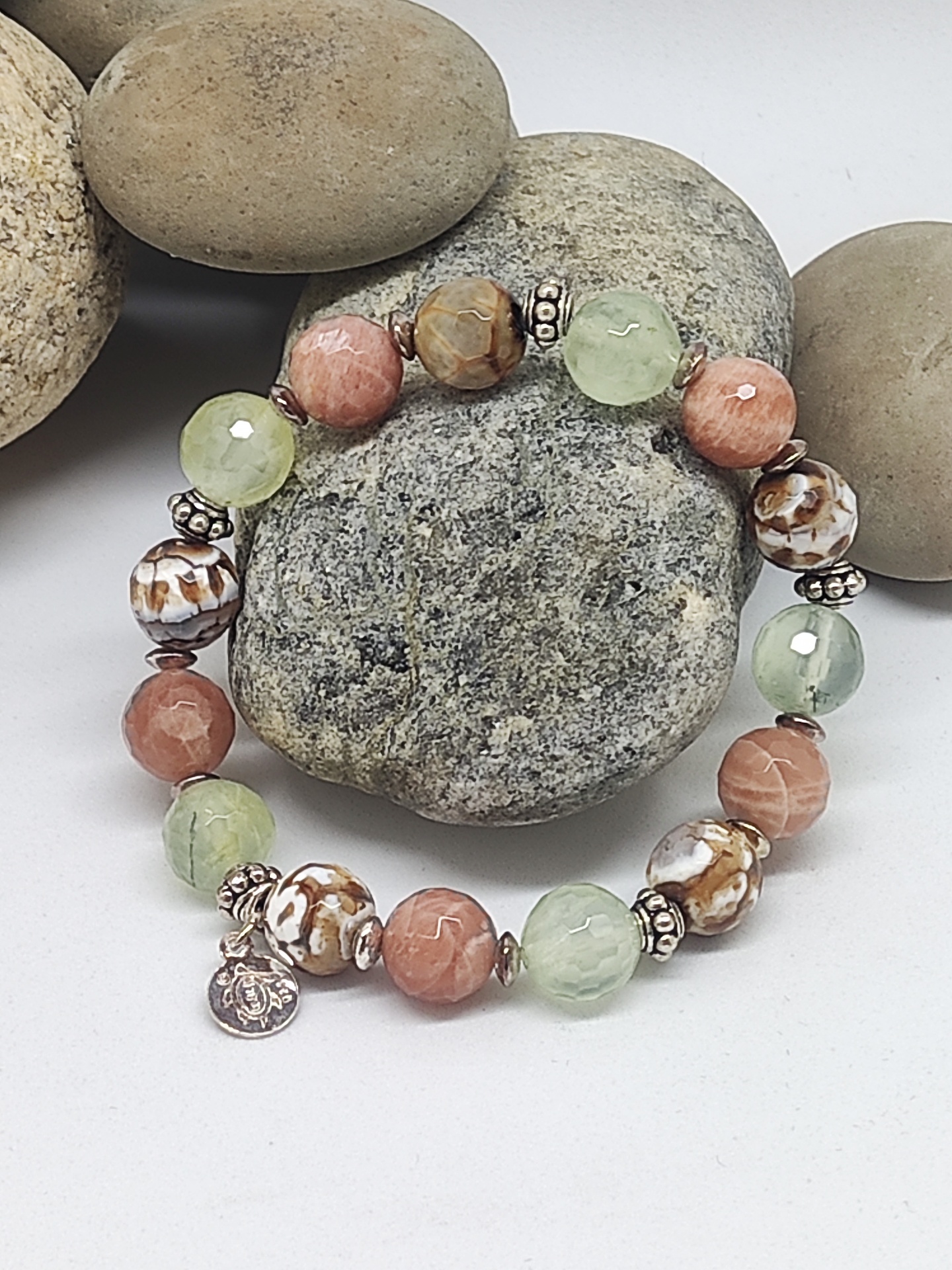 Pulseira elástica com contas coloridas e pendente metálico