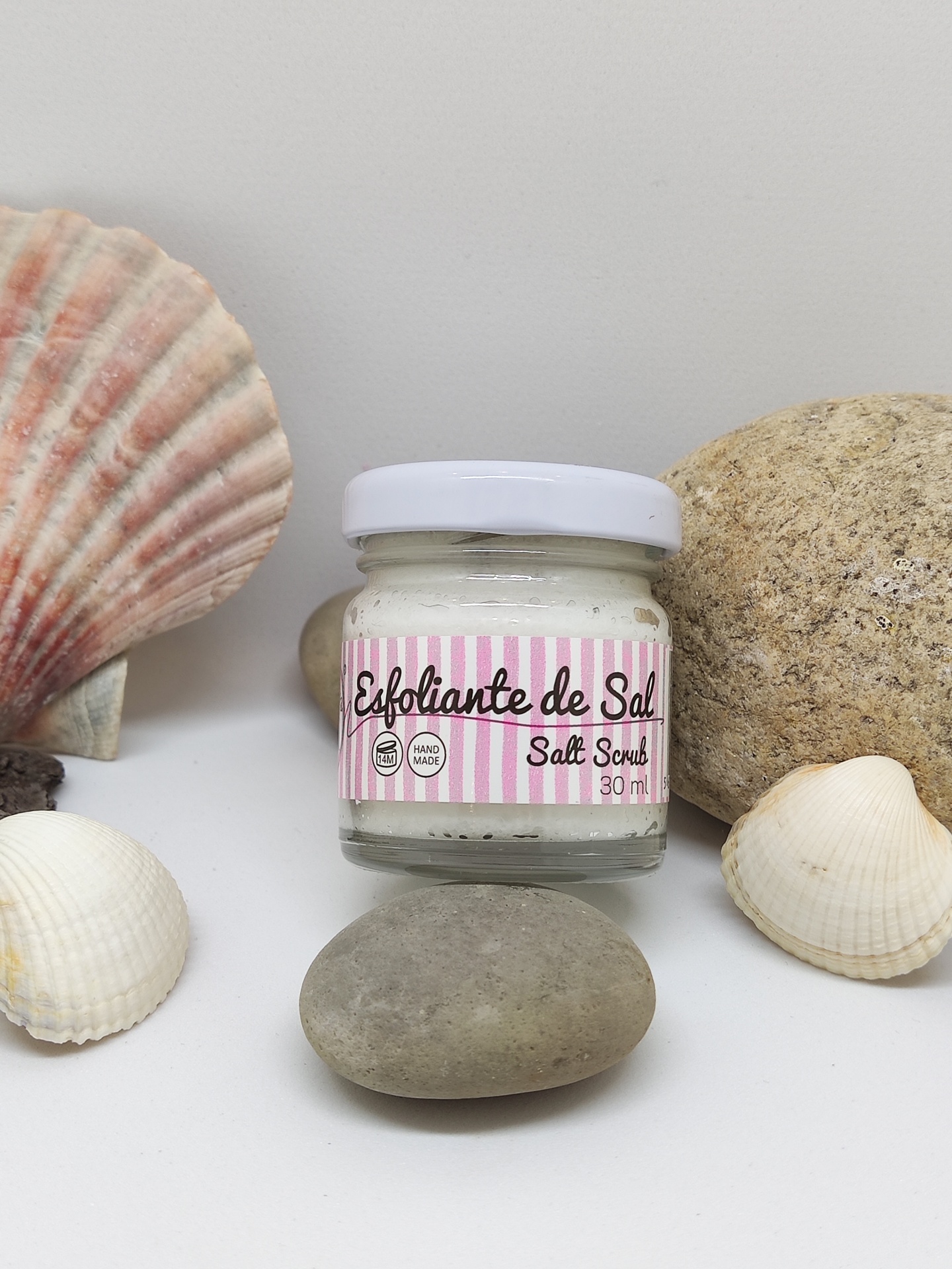 Frasco de esfoliante de sal com conchas e pedras