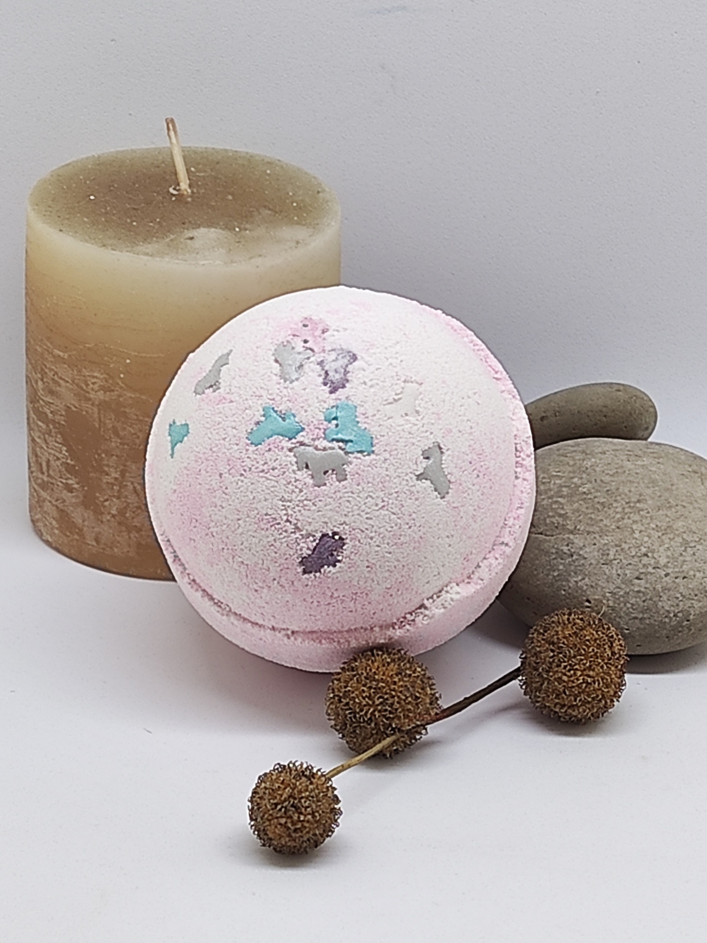 Conjunto decorativo com vela castanha, bola efervescente rosa, pedras e flores secas