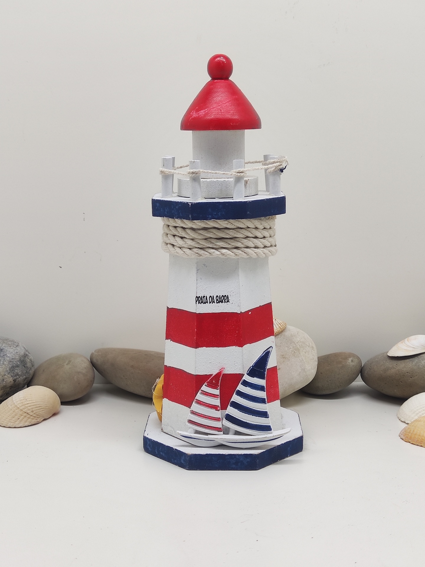 Luminária decorativa em madeira com riscas vermelhas e brancas e detalhes em azul e corda