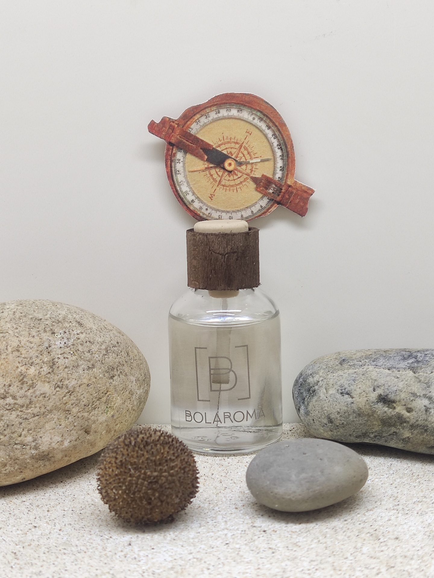 Frasco de perfume BOLAROMA com pedras e bússola decorativa