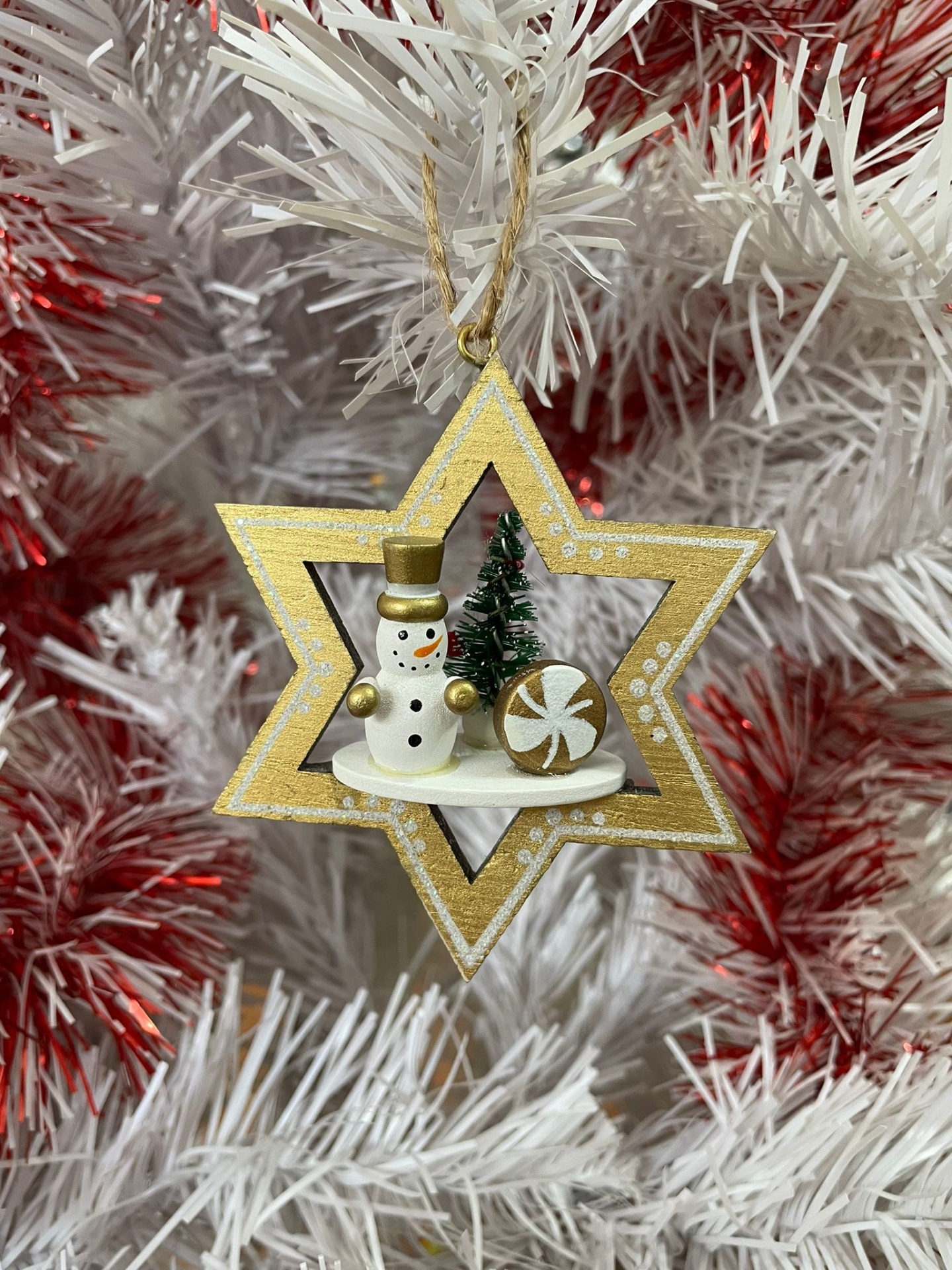 Enfeite de Natal estrela dourada com boneco de neve, árvore de Natal e bolacha