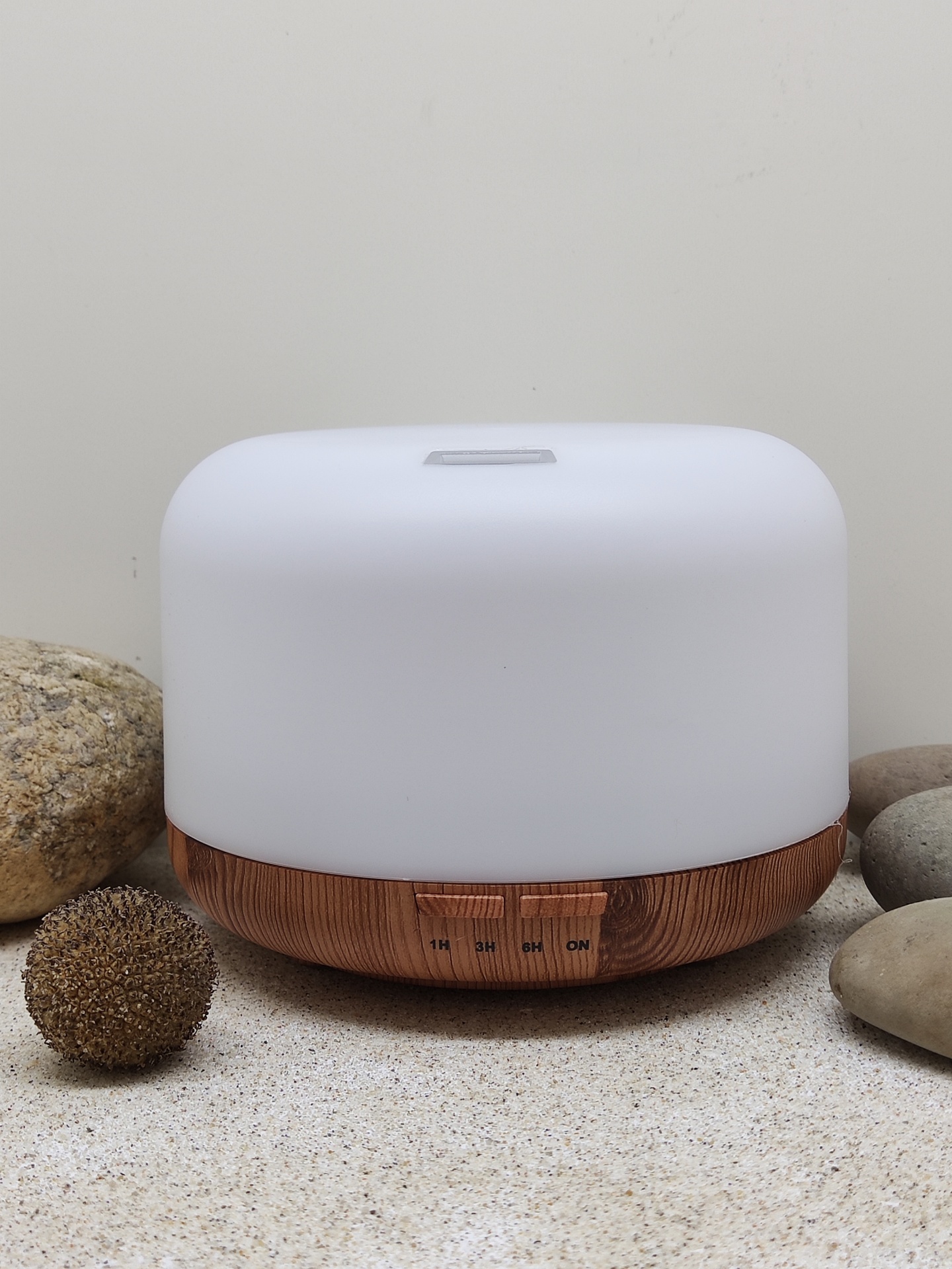 Difusor de aroma branco com base de madeira e botões visíveis
