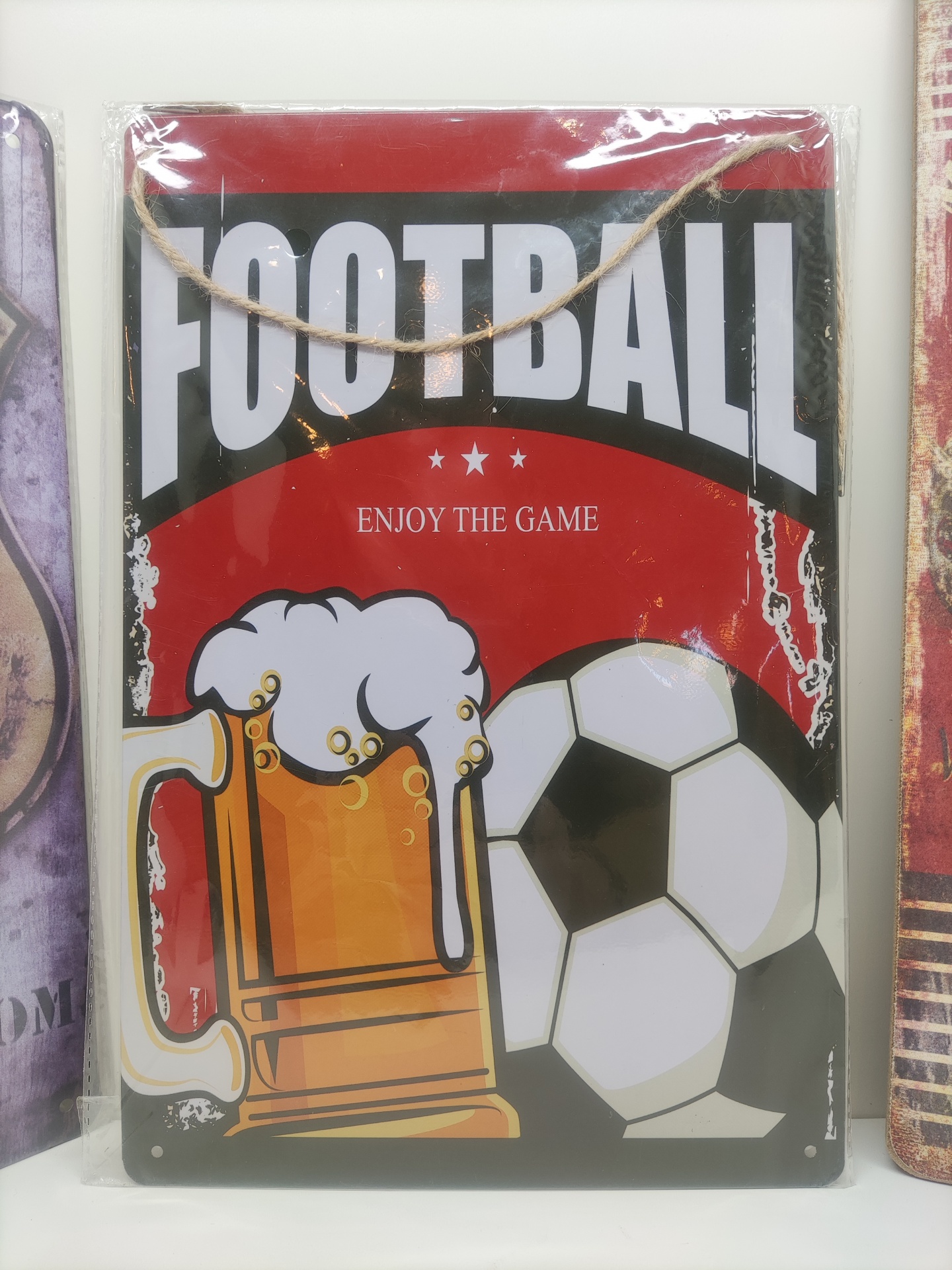 Placa decorativa com caneca de cerveja, bola de futebol e texto FOOTBALL ENJOY THE GAME