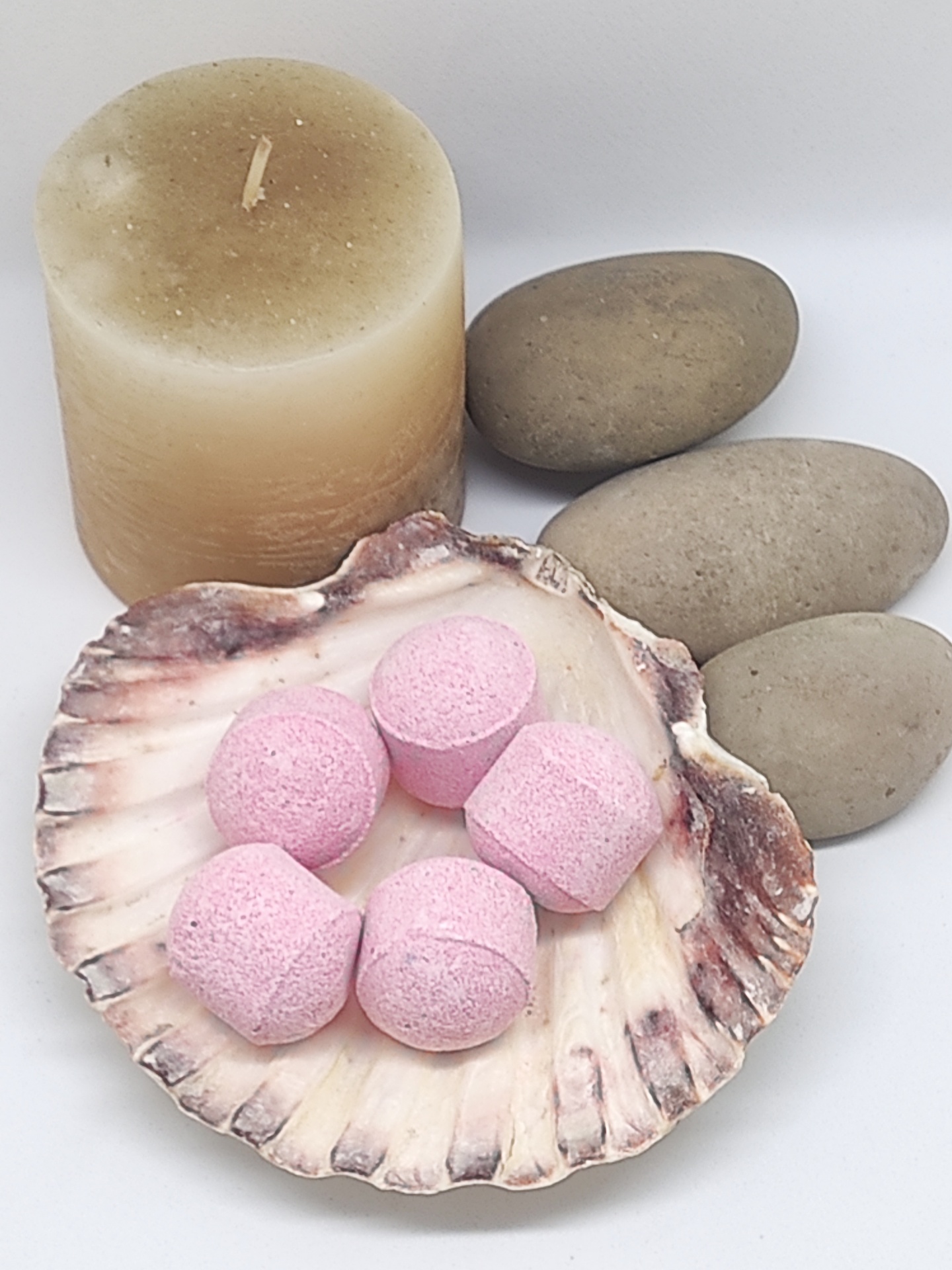Vela, pedras, concha com pastilhas cor de rosa