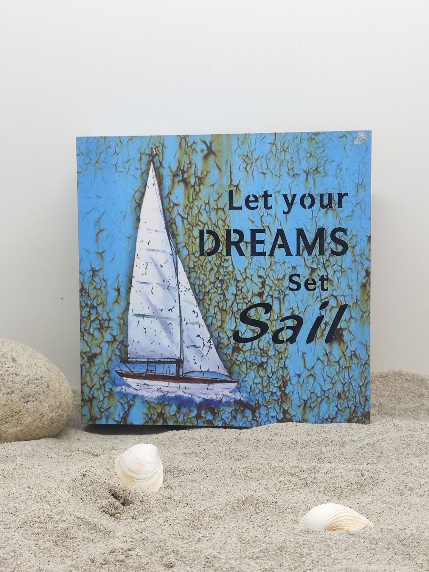 Placa decorativa azul envelhecida com veleiro branco e texto Let your DREAMS set Sail