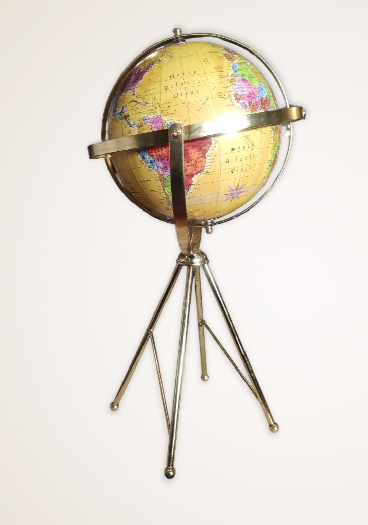 Globo terrestre colorido em tripé metálico