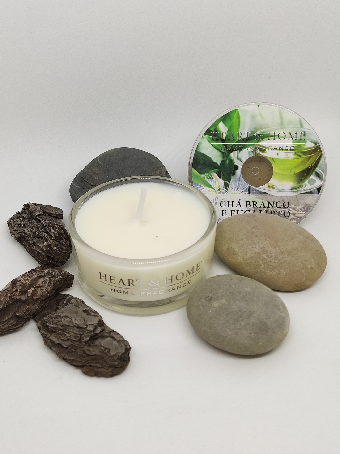 Vela aromática com pedras e cascas de árvore